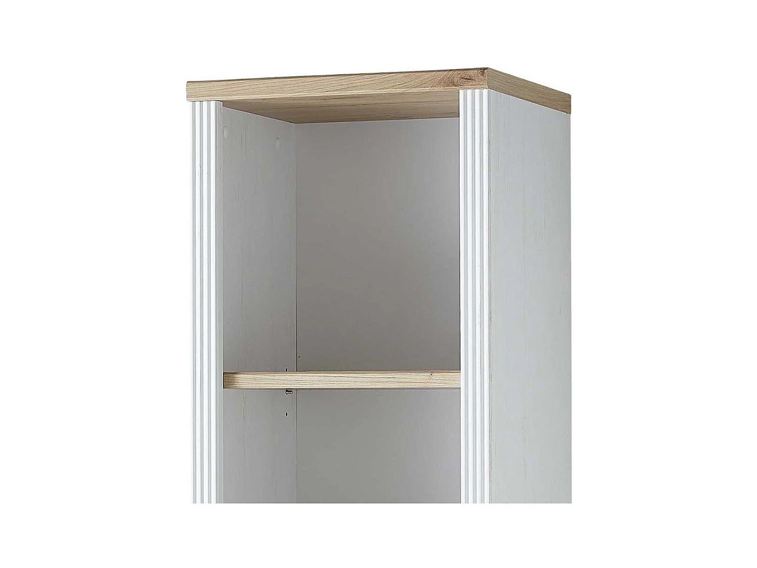 Hohes Ordnerregal im Landhausstil mit Rückwand