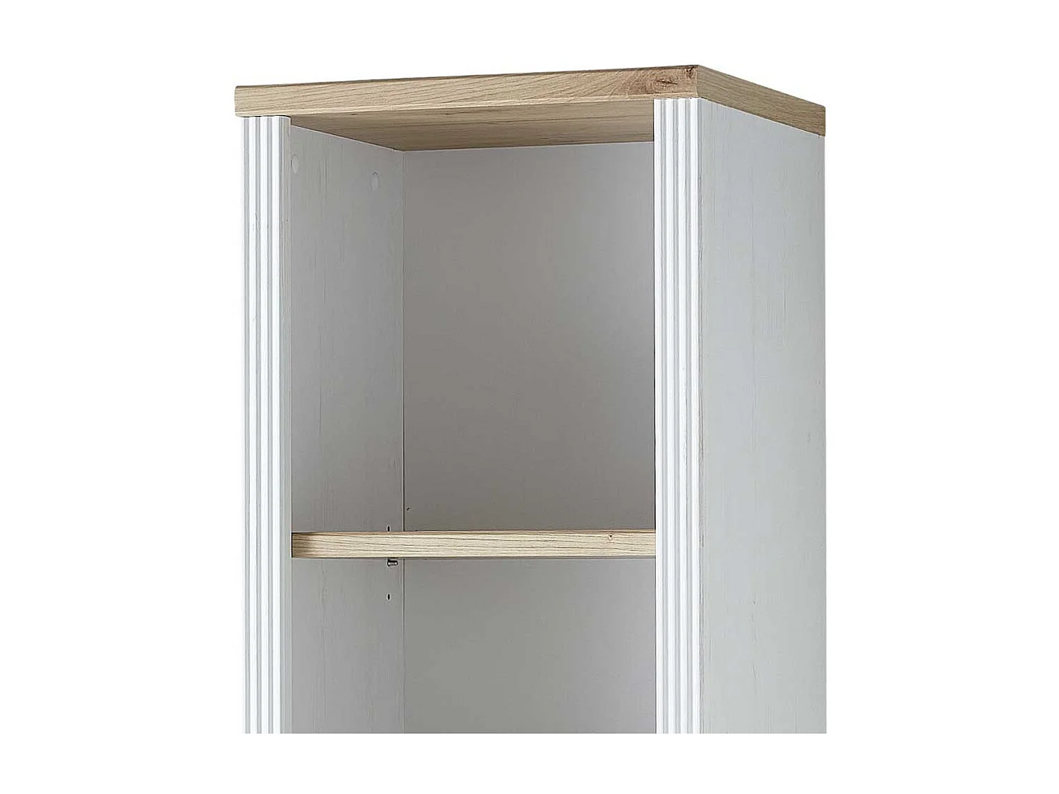 Hohes Ordnerregal im Landhausstil mit Rückwand