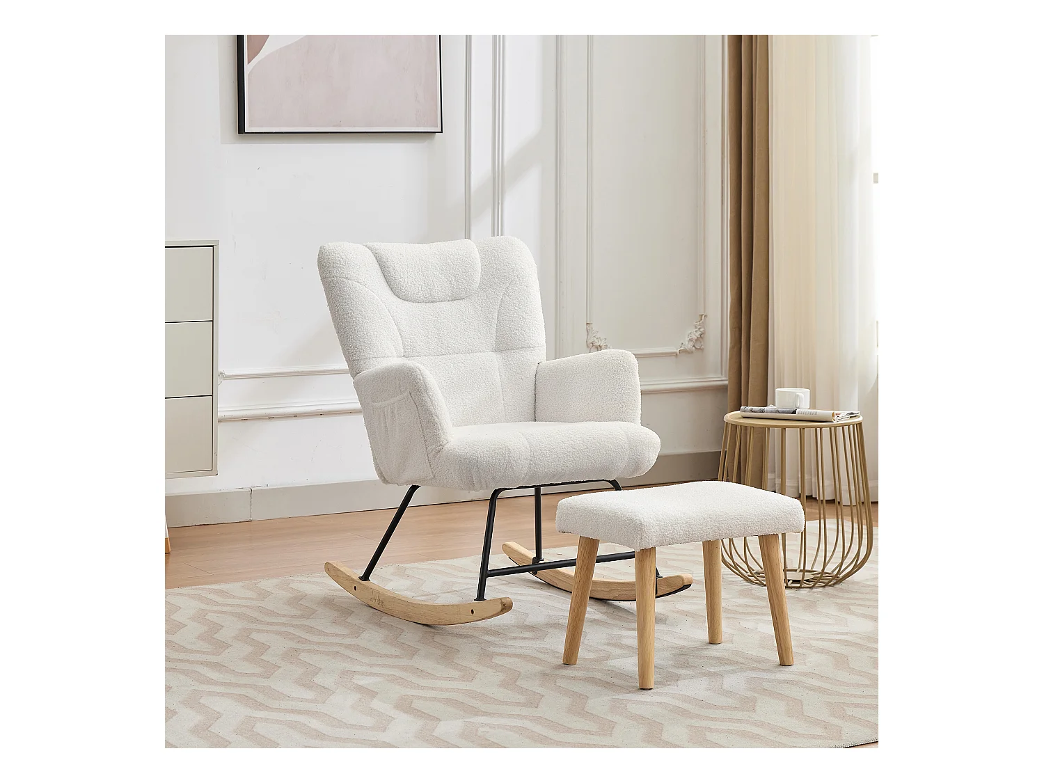 Mecedora blanca con reposapiés y respaldo alto, base de madera, tela teddy