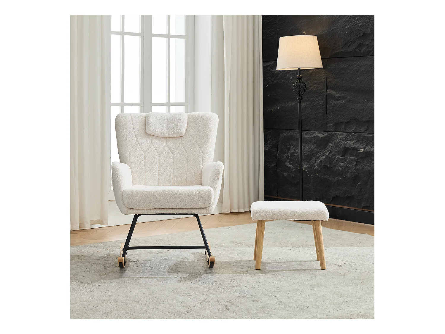 Mecedora en tejido Teddy blanco con reposapiés y bolsillos laterales.