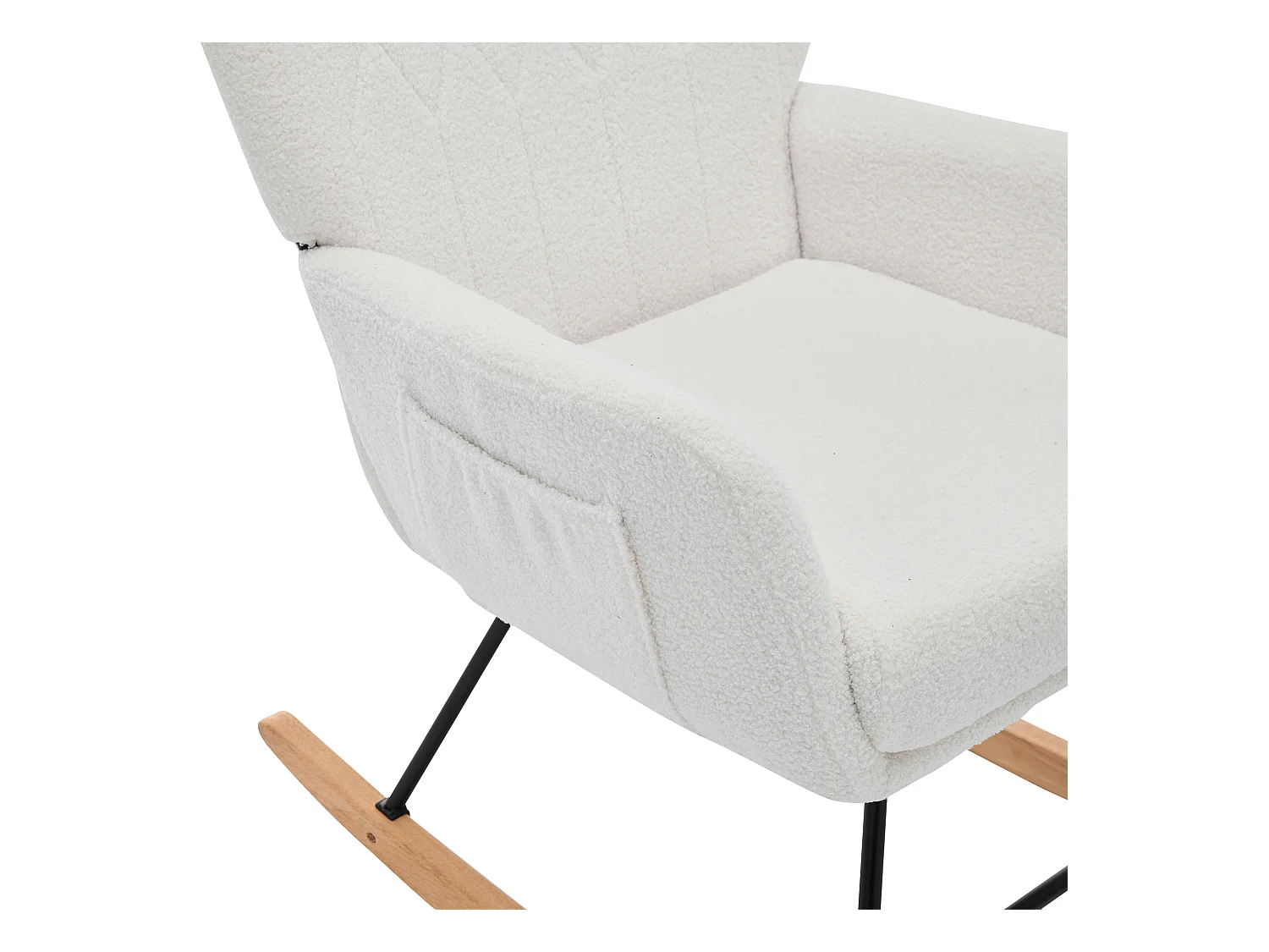 Mecedora en tejido Teddy blanco con reposapiés y bolsillos laterales.