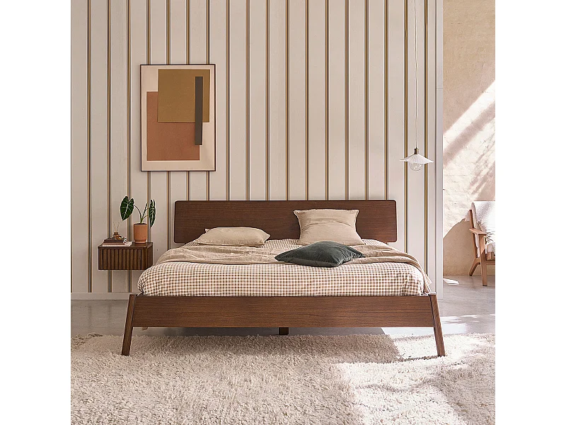 Letto in legno massello con finitura in noce da 180 cm