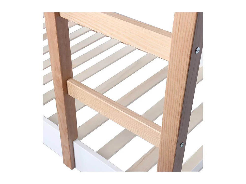 Kinderzimmer Stockbett in Piniefarben und Weiß Leiter