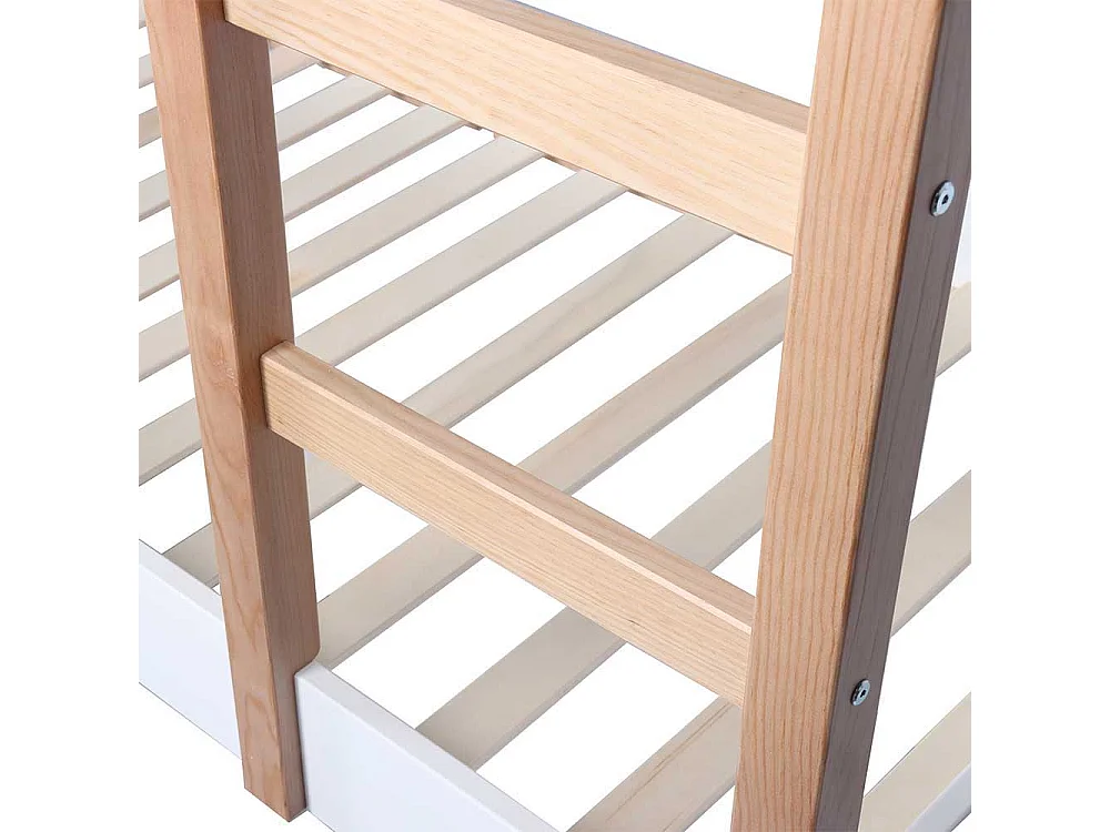 Kinderzimmer Stockbett in Piniefarben und Weiß Leiter