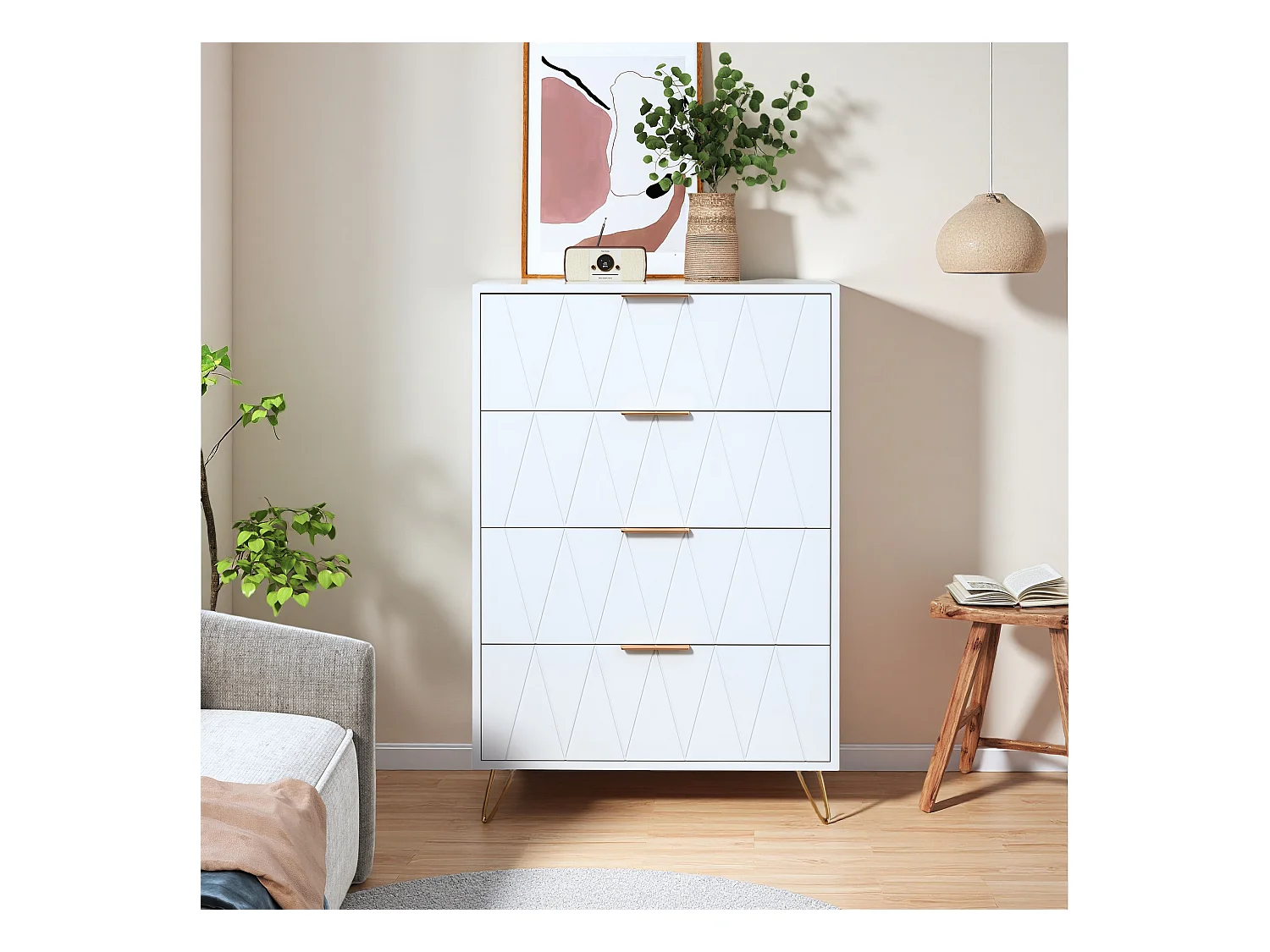 Commode 4 tiroirs blanche avec façades à motif losange en relief, panneaux mélaminés, grande capacité de rangement et robuste