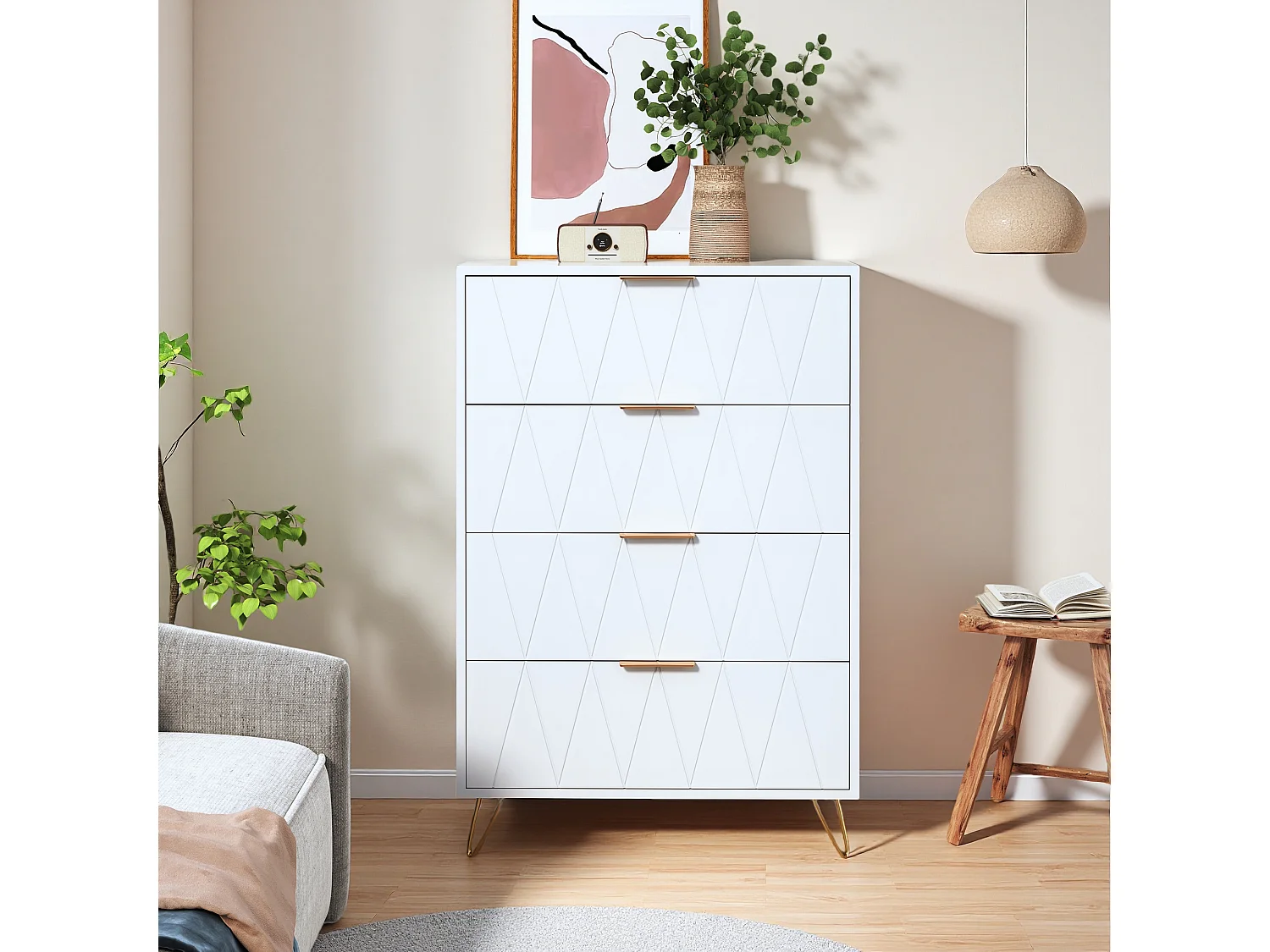 Commode 4 tiroirs blanche avec façades à motif losange en relief, panneaux mélaminés, grande capacité de rangement et robuste