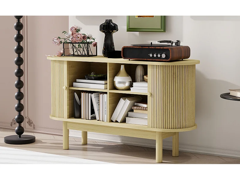 Credenza moderna retrò in legno naturale, ante scorrevoli con listelli, gambe in pino e ripiani regolabili, ideale per sala da pranzo, cucina o corridoio