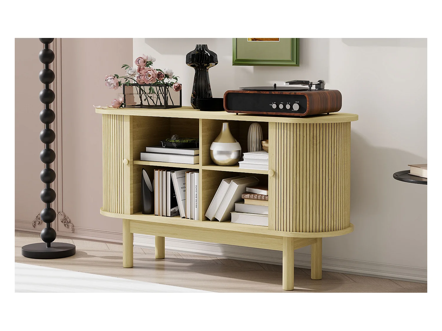 Modern retro dressoir van natuurlijk hout, schuifdeuren met lamellen, poten van dennenhout en verstelbare planken, ideaal voor eetkamer, keuken of hal