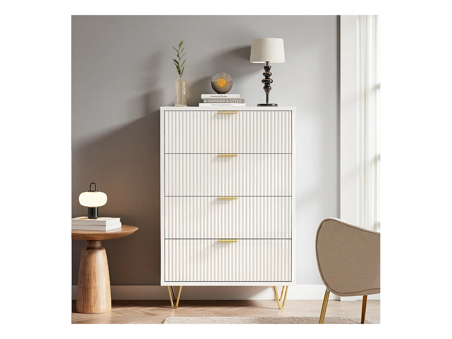 Commode 4 tiroirs blanche avec façade à motif ondulé, poignées dorées et pieds en métal, style moderne, grand espace de rangement