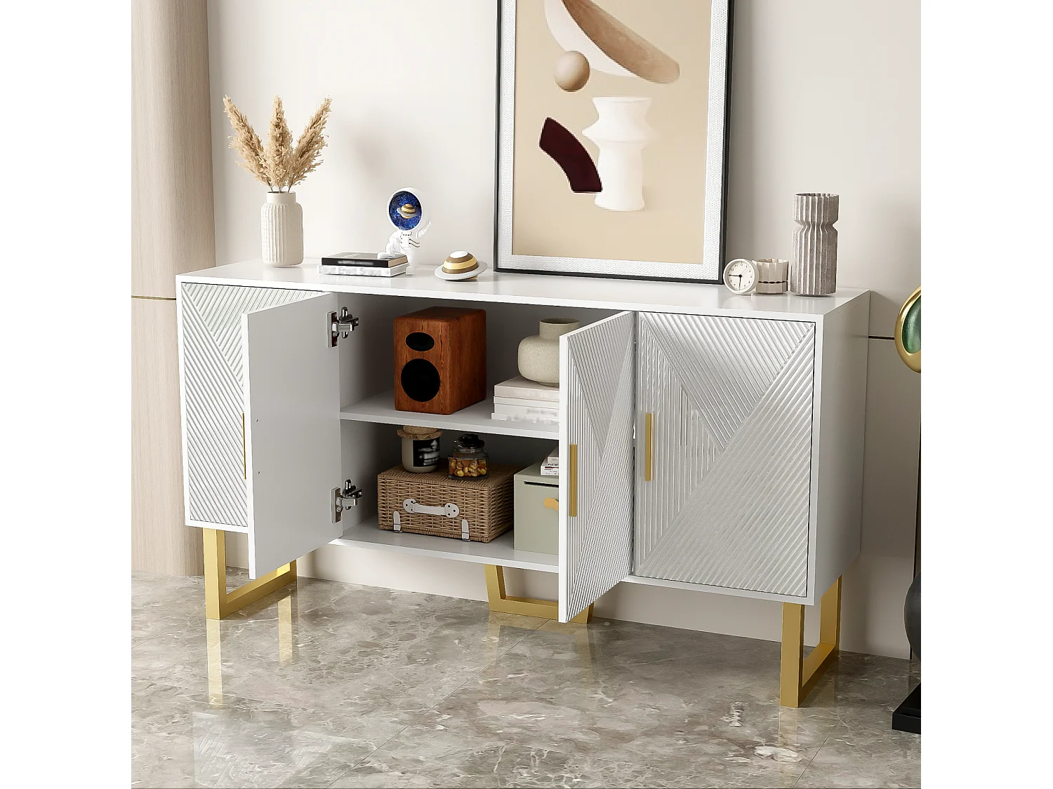 Modern wit dressoir, glanzende, getextureerde deuren, gouden handgrepen, 4-deurs ontwerp, verstelbare planken, ideaal voor woonkamer en eetkamer