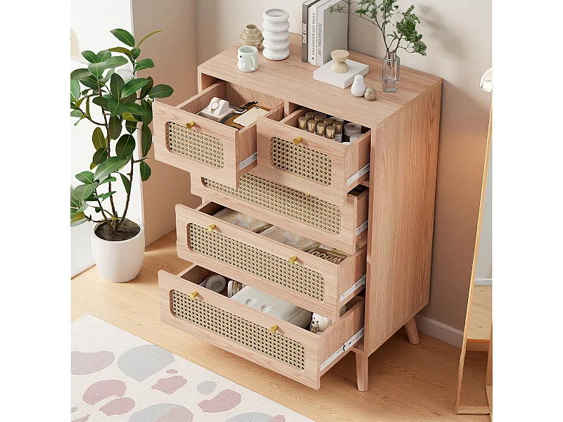 Cômoda de madeira natural com 5 gavetas e frentes em rattan trançado, estrutura de madeira maciça