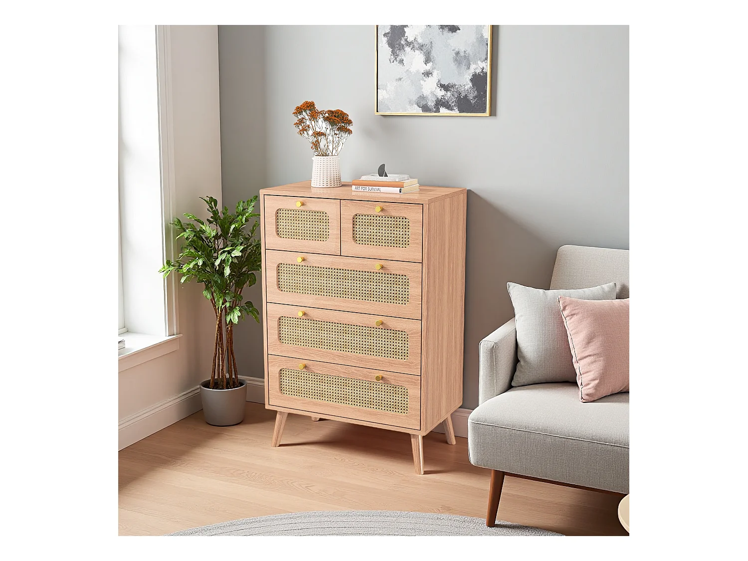 Cómoda de madera natural con 5 cajones y frentes de ratán tejido, estructura de madera maciza.