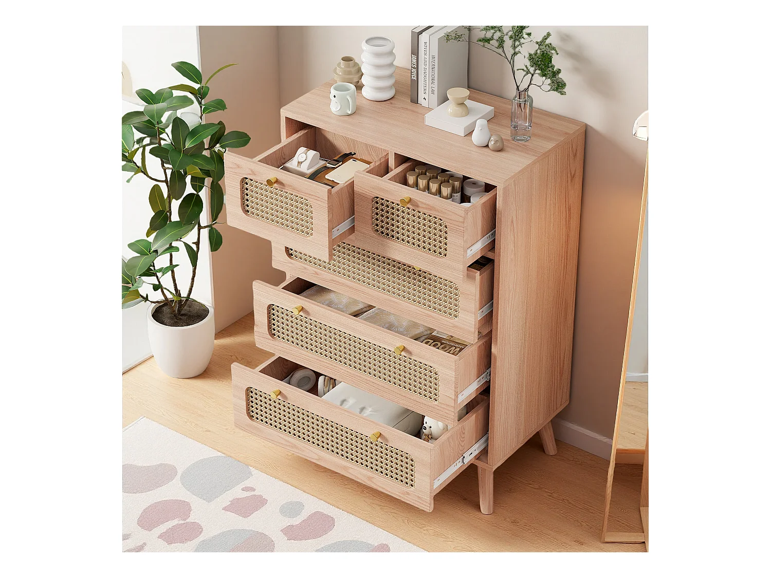 Cómoda de madera natural con 5 cajones y frentes de ratán tejido, estructura de madera maciza.