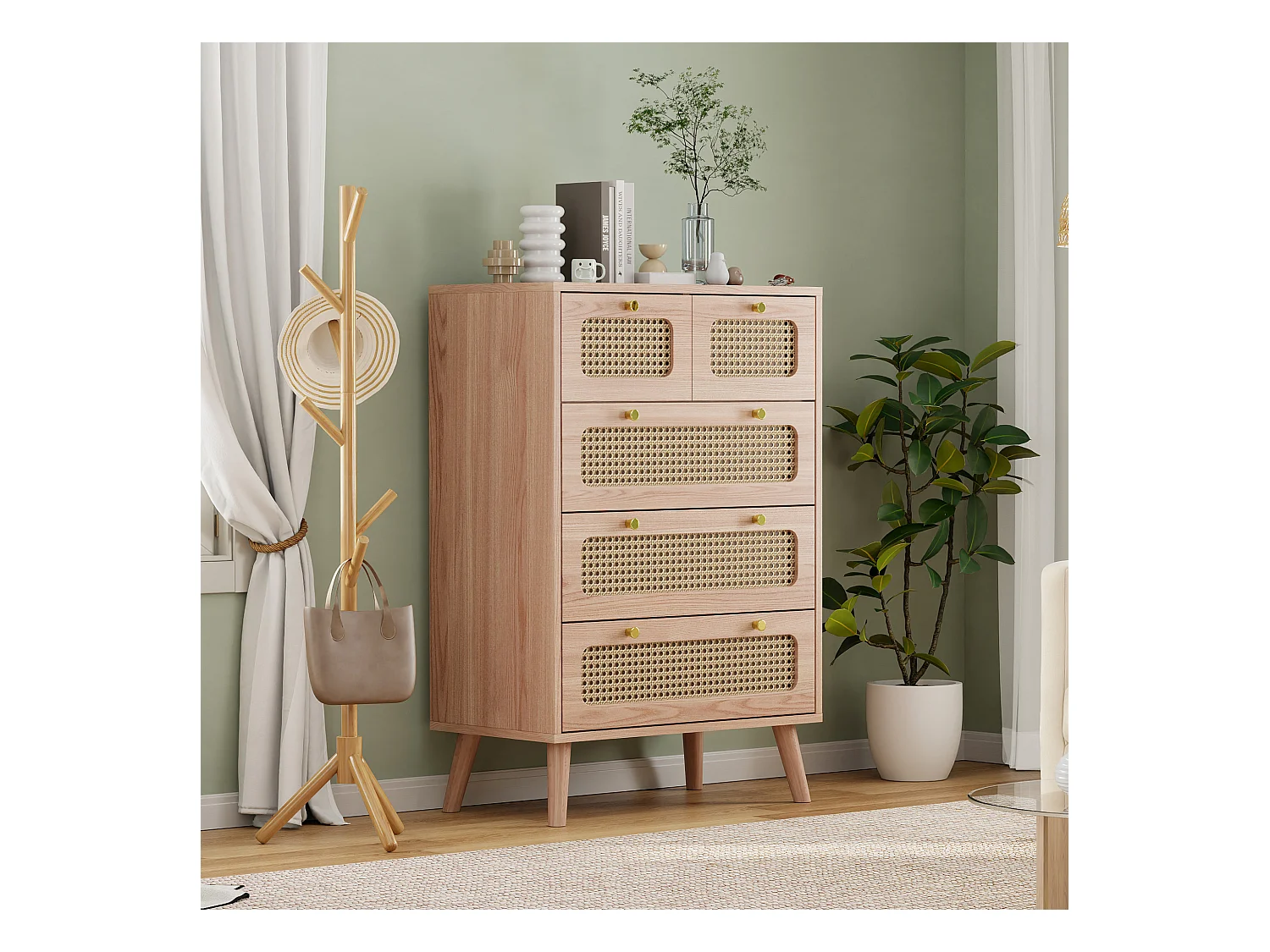 Cómoda de madera natural con 5 cajones y frentes de ratán tejido, estructura de madera maciza.