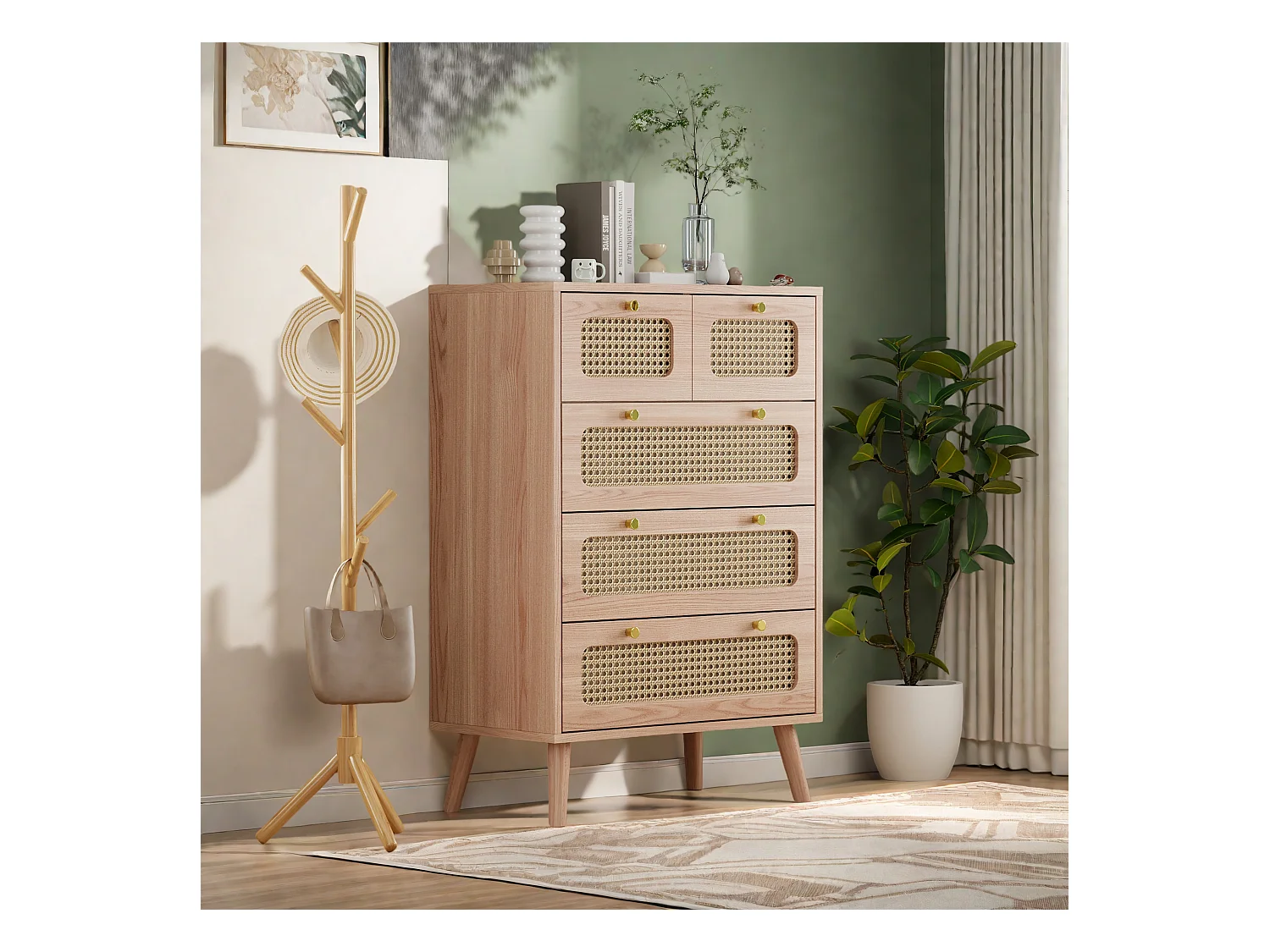 Cómoda de madera natural con 5 cajones y frentes de ratán tejido, estructura de madera maciza.