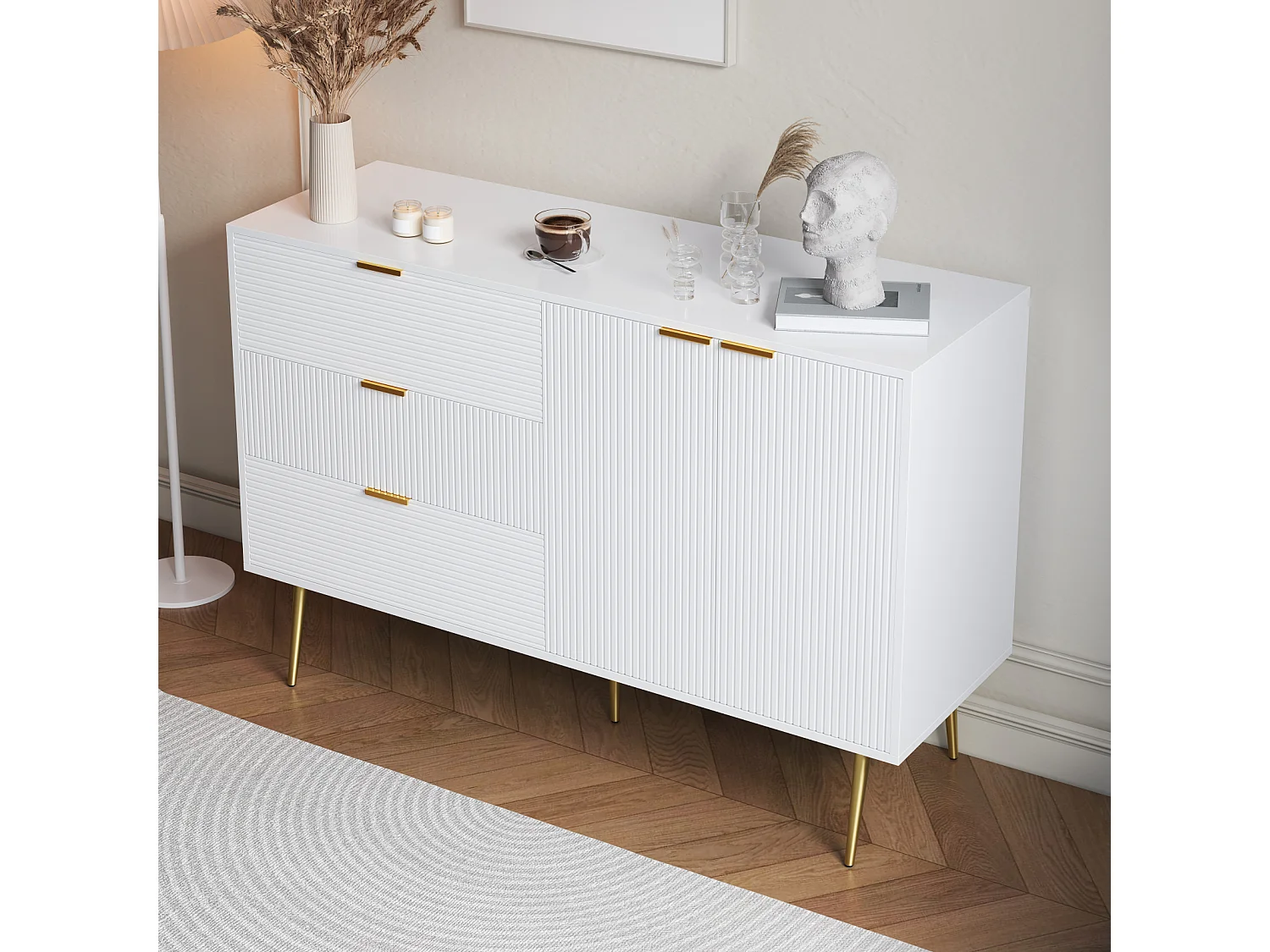 Aparador con puertas, cajones y estantes interiores - Elegante cómoda con tiradores y patas dorados, ideal para salón.