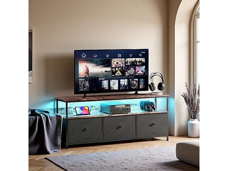 Meuble TV 137 cm avec LED, plateau effet bois tigre, 3 tiroirs en tissu PU noir, cadre métal robuste, pieds réglables, style rétro-moderne