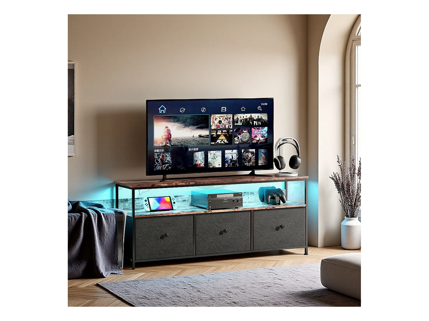 Meuble TV 137 cm avec LED, plateau effet bois tigre, 3 tiroirs en tissu PU noir, cadre métal robuste, pieds réglables, style rétro-moderne