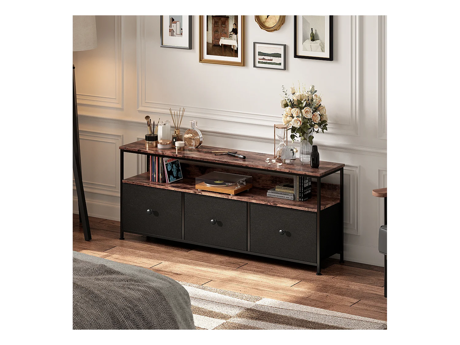 Meuble TV 137 cm avec LED, plateau effet bois tigre, 3 tiroirs en tissu PU noir, cadre métal robuste, pieds réglables, style rétro-moderne