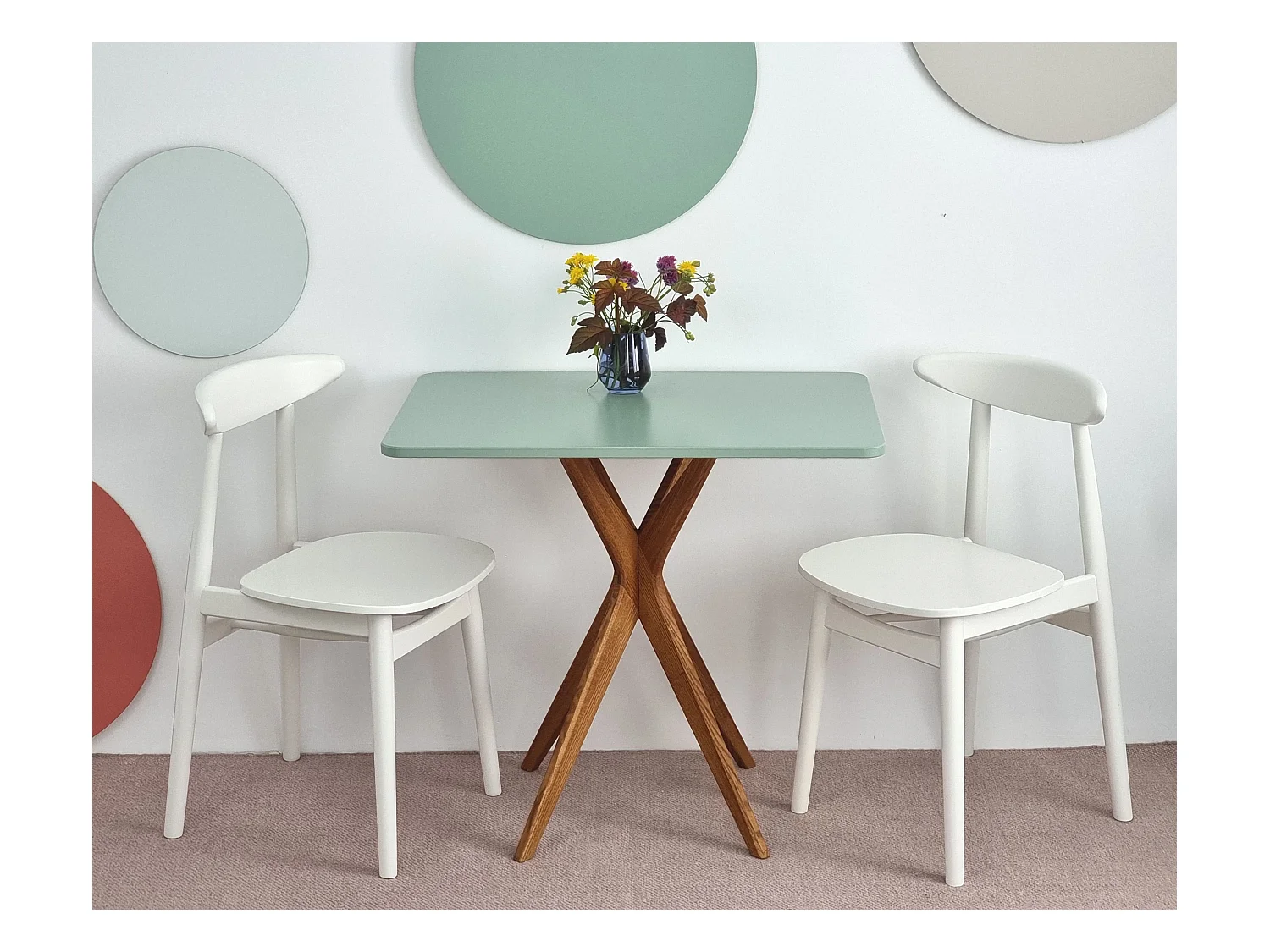 Kleine rechthoekige eettafel Jubi 55x80cm Saliegroen met eiken poten