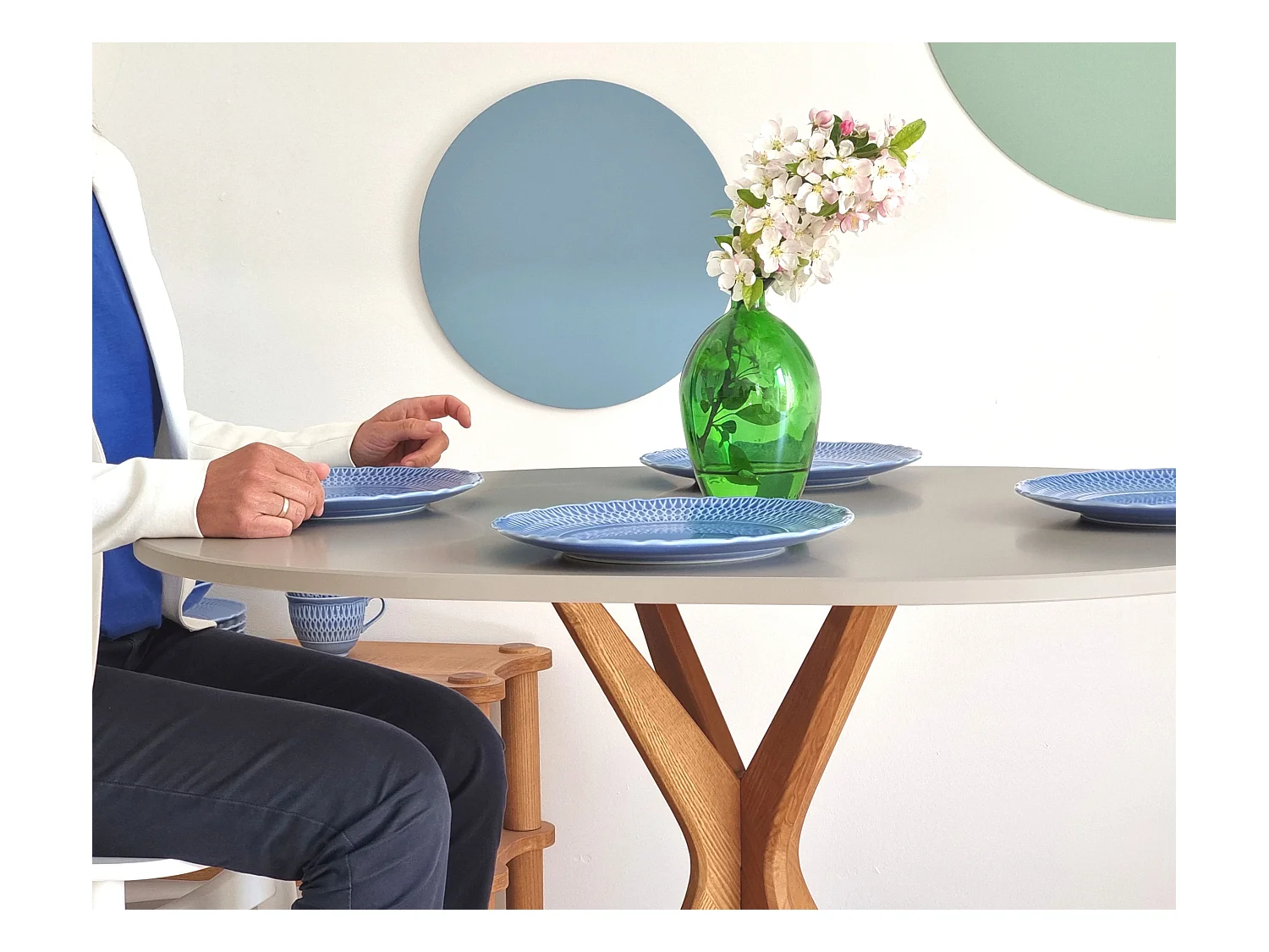 Ovaler Esstisch 75x100cm Jubi Taubenblau Eichenbeinen