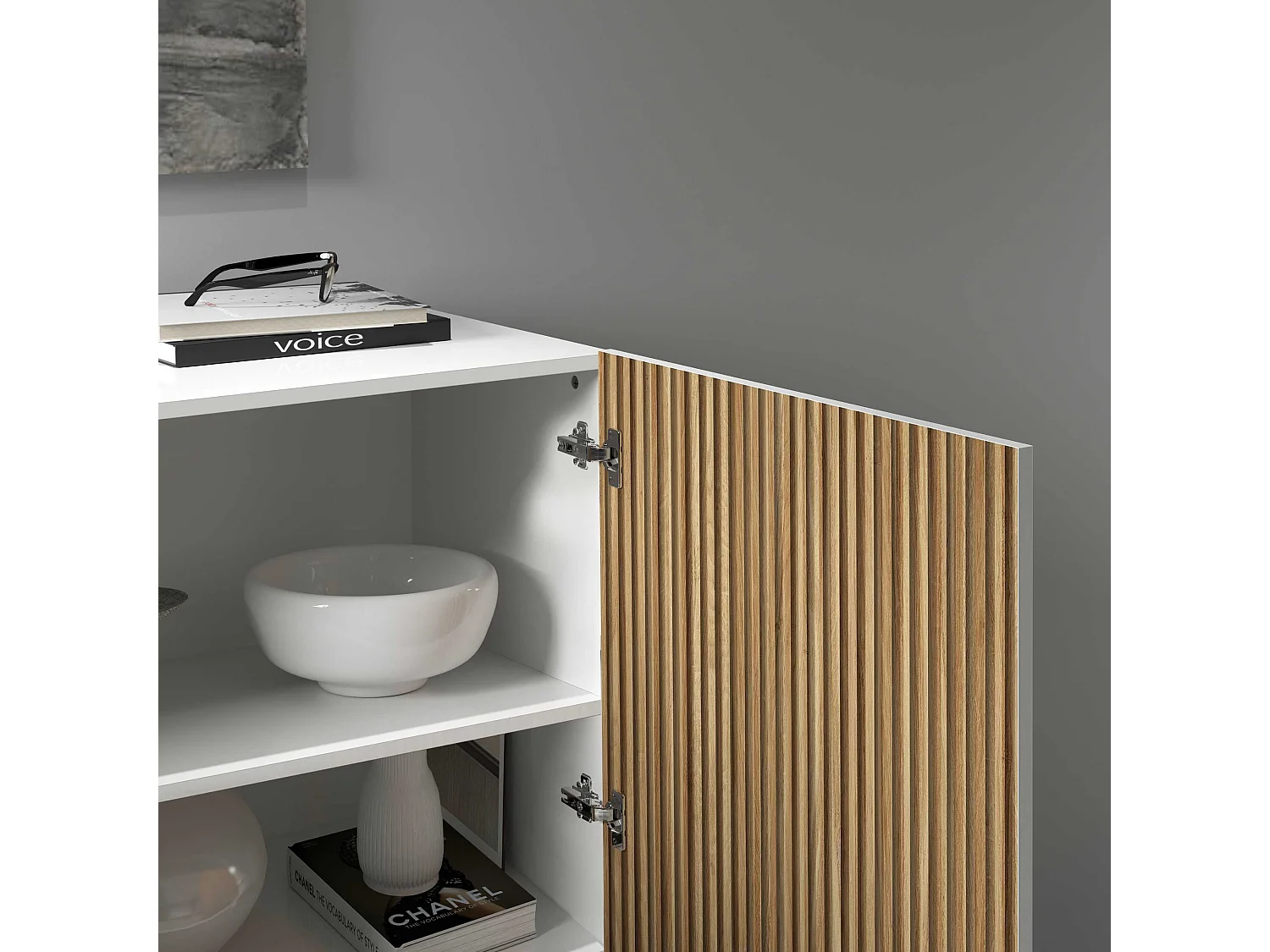 Buffet Coste à 2 portes effet cannelé couleur blanc mat et bois clair 120x43x126 cm