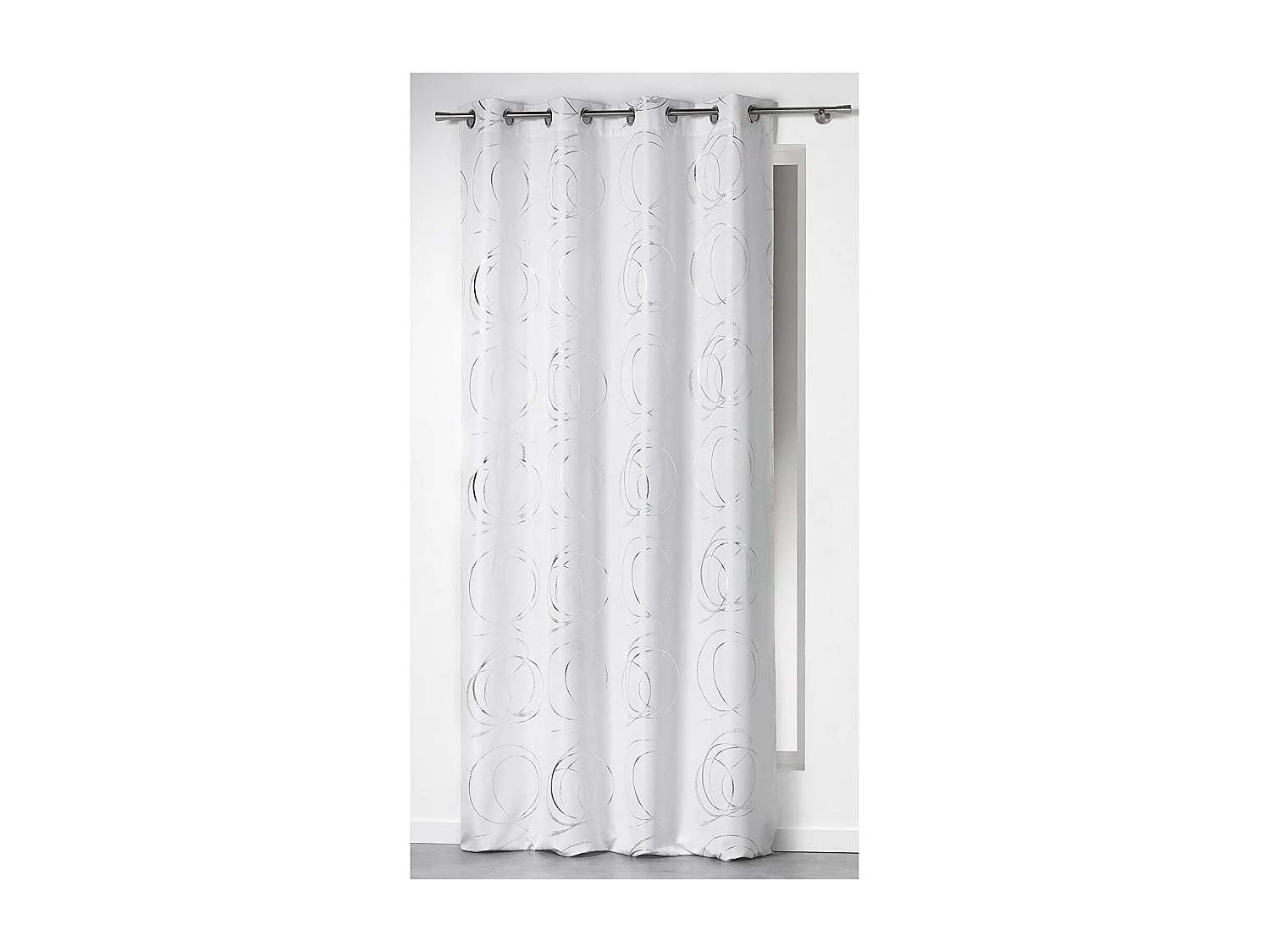 Cortina con ollaos impresión "hebillas estilizadas y argentadas 140 x 260 cm