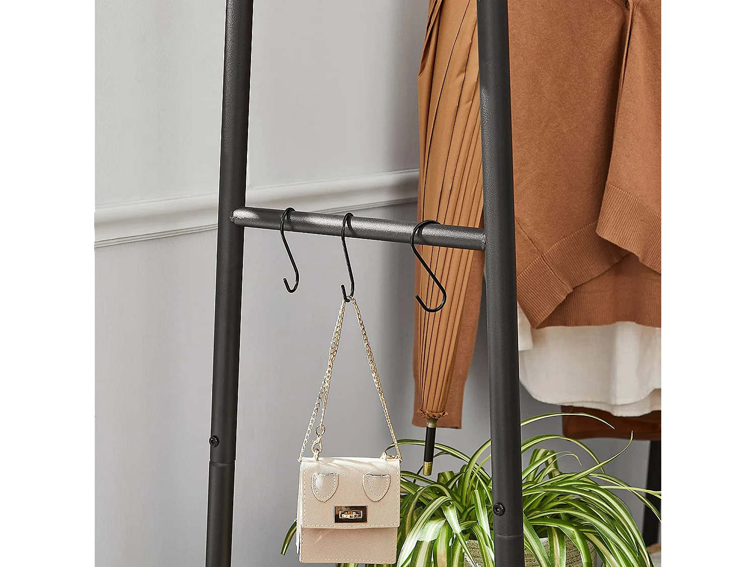 Kleiderständer Domaa-Ahenkro