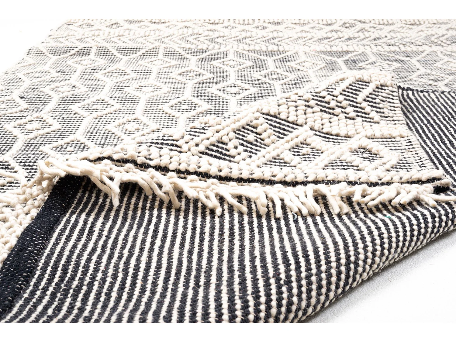 Tapis tissé à la main au design ethnique  65x135 cm gris Colored Macrame