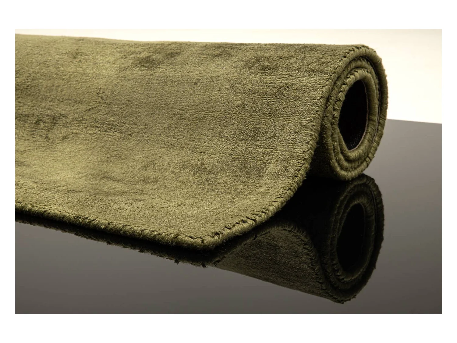 Handgewebter Viskoseteppich 65x135 cm Moos Shine