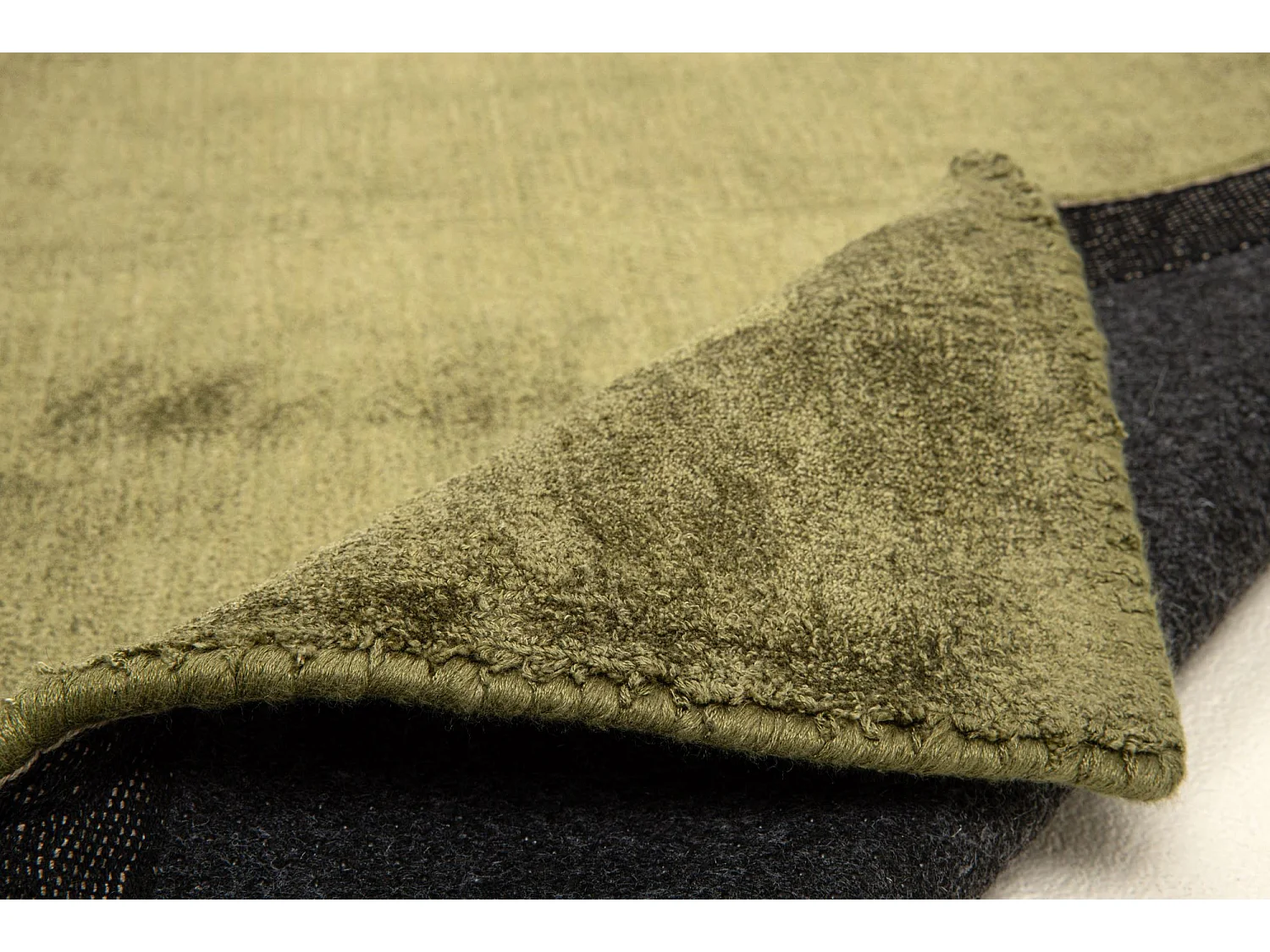 Tapis en viscose tissé à la main 65x135 cm mousse Shine