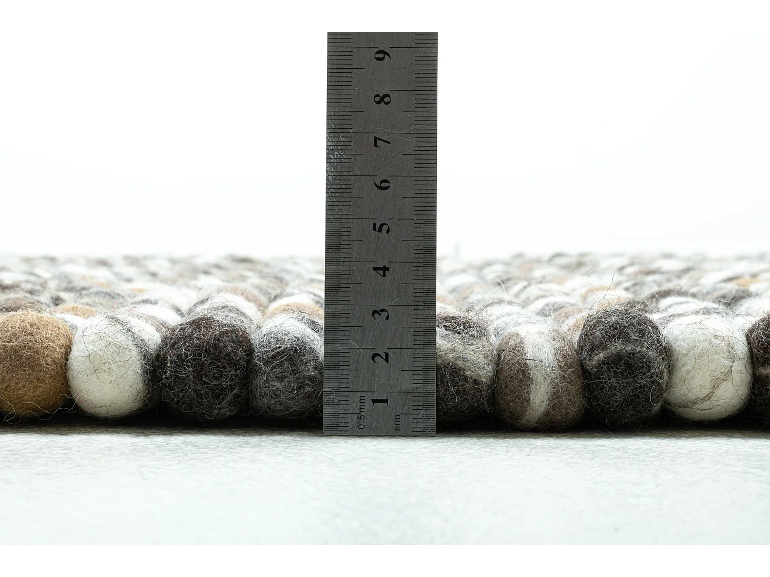 Handgearbeiteter Filzkugelteppich 70x270 cm Natur Multi Felty 2.2