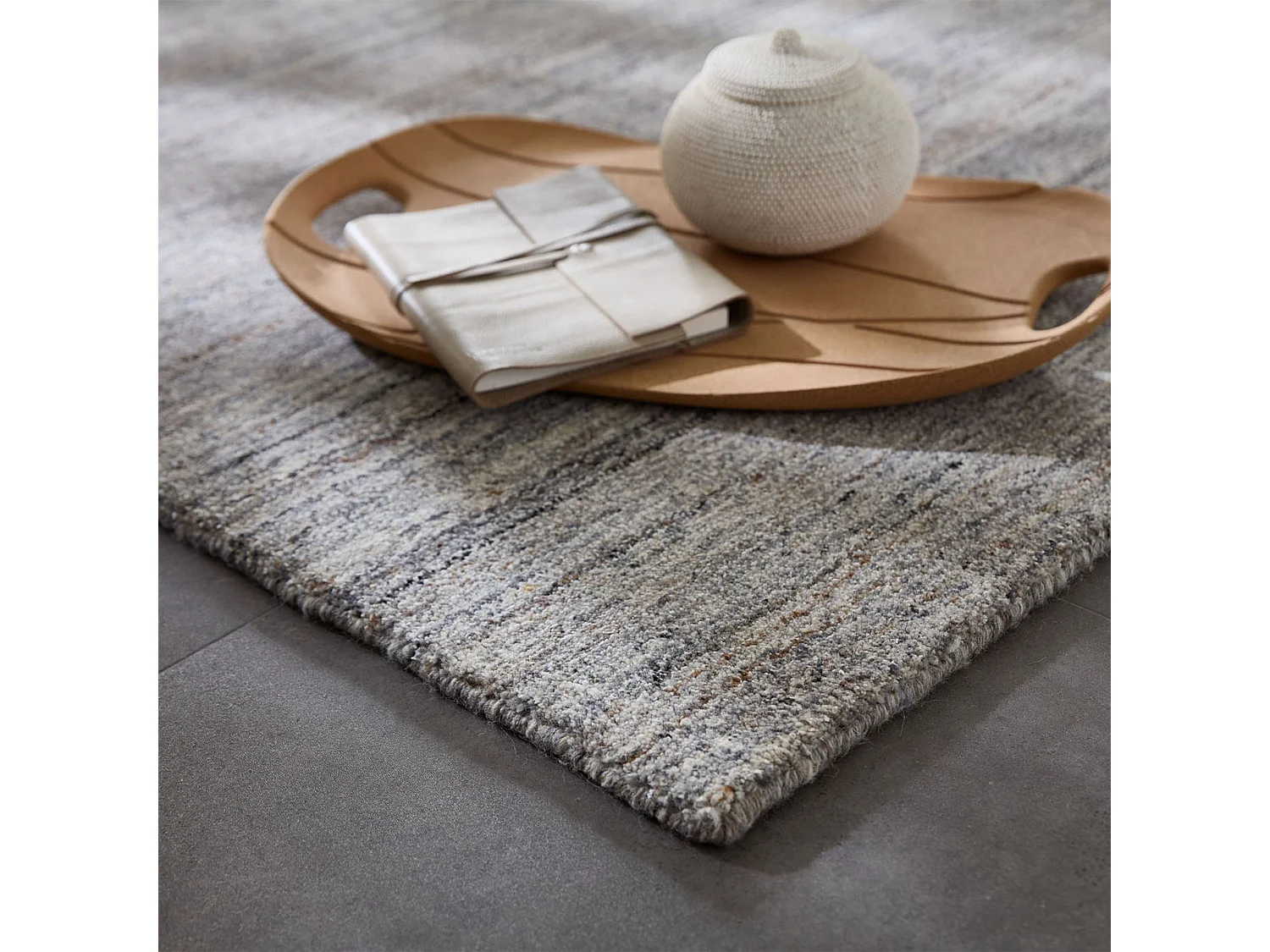 Handgewebter Teppich aus Wolle und Viskose 190x290 cm Grau Sandiego