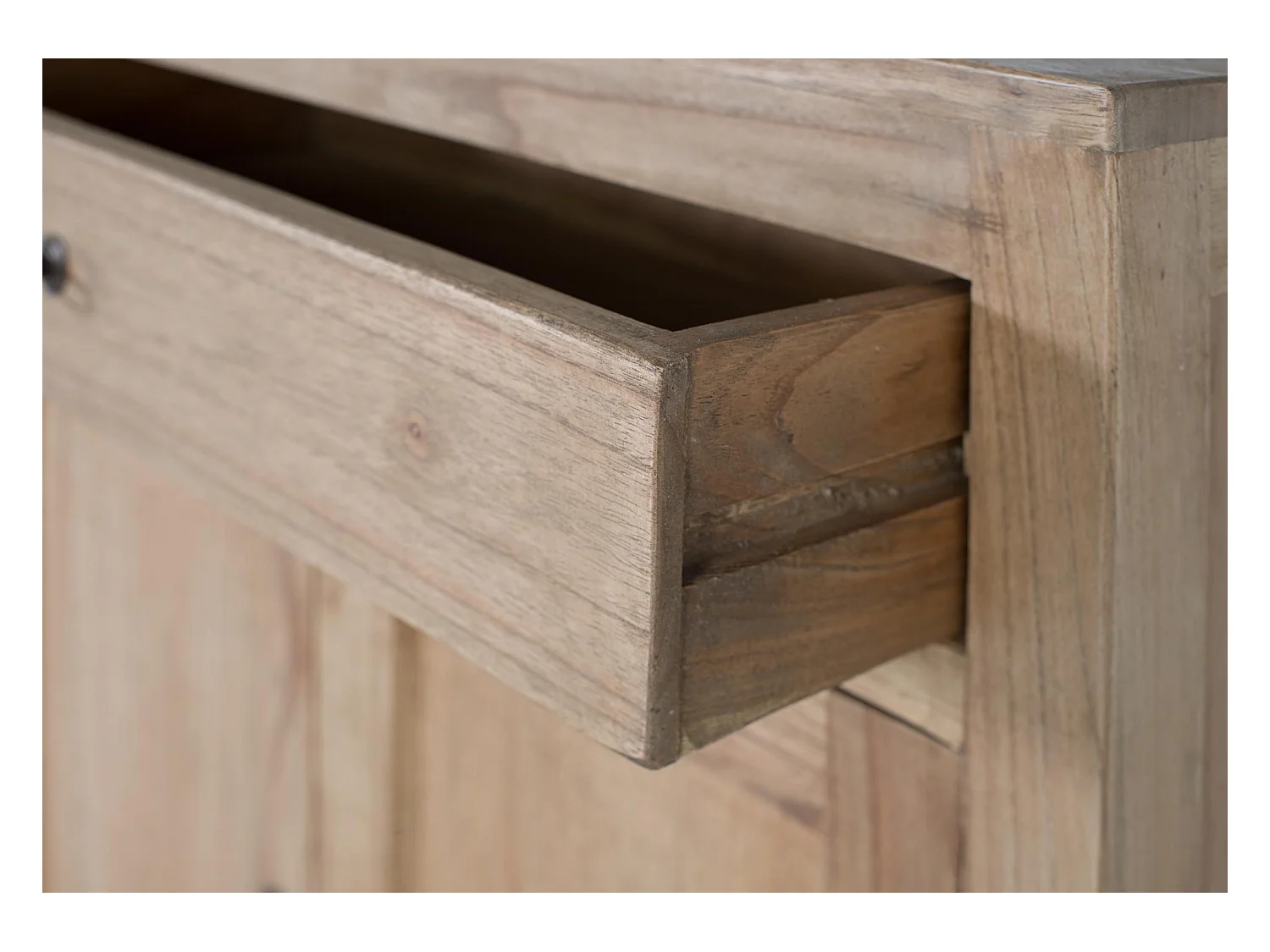 Credenza in legno massello di mindi realizzata a mano