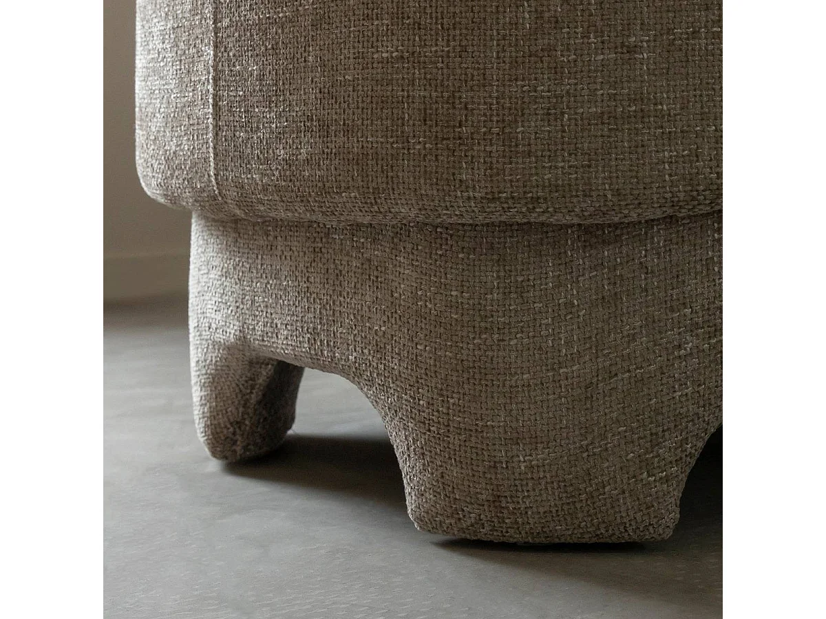 Fauteuil arrondi en tissu taupe Norton