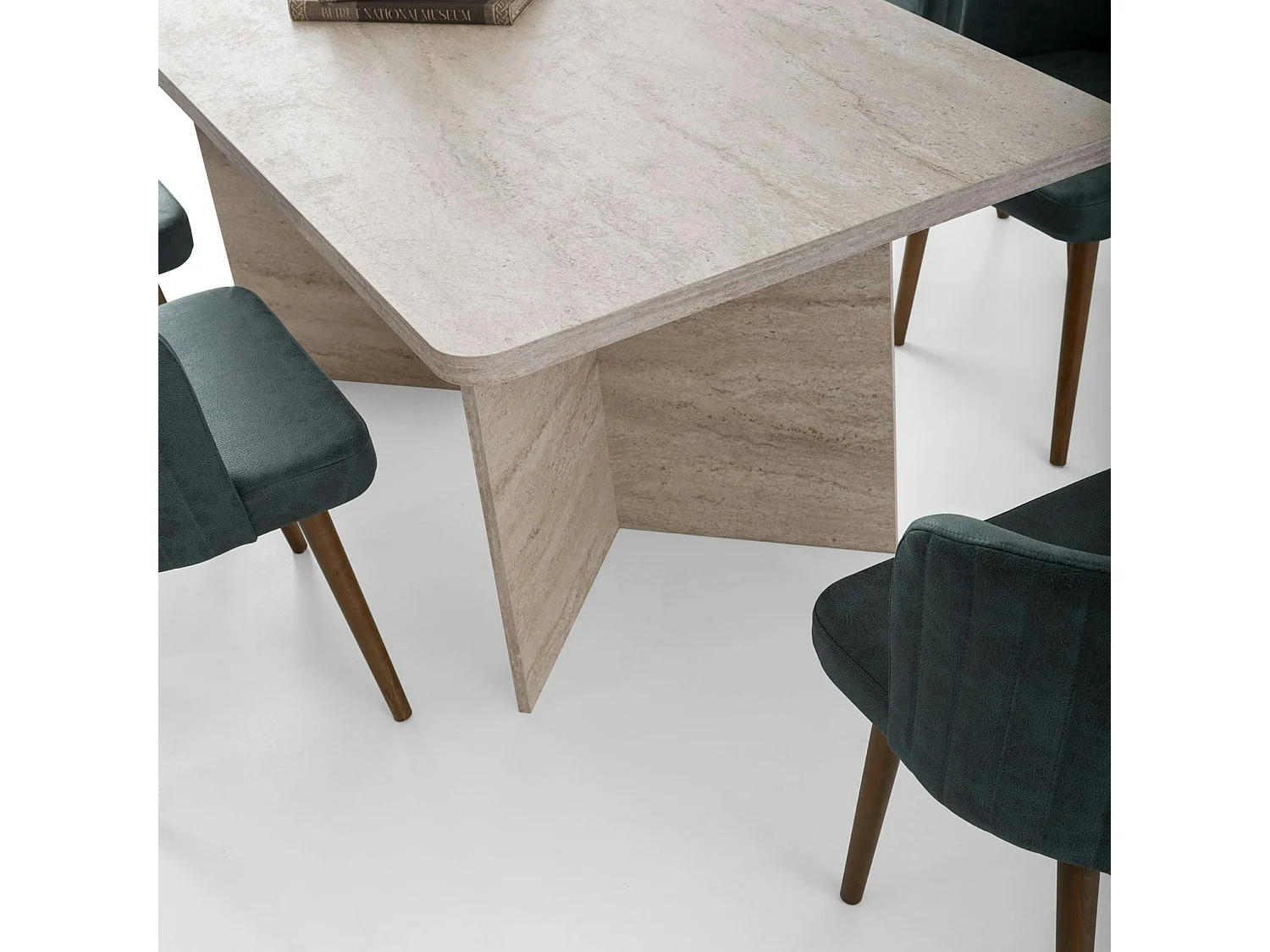 Table à manger design effet travertin pieds V 180 cm MARFA