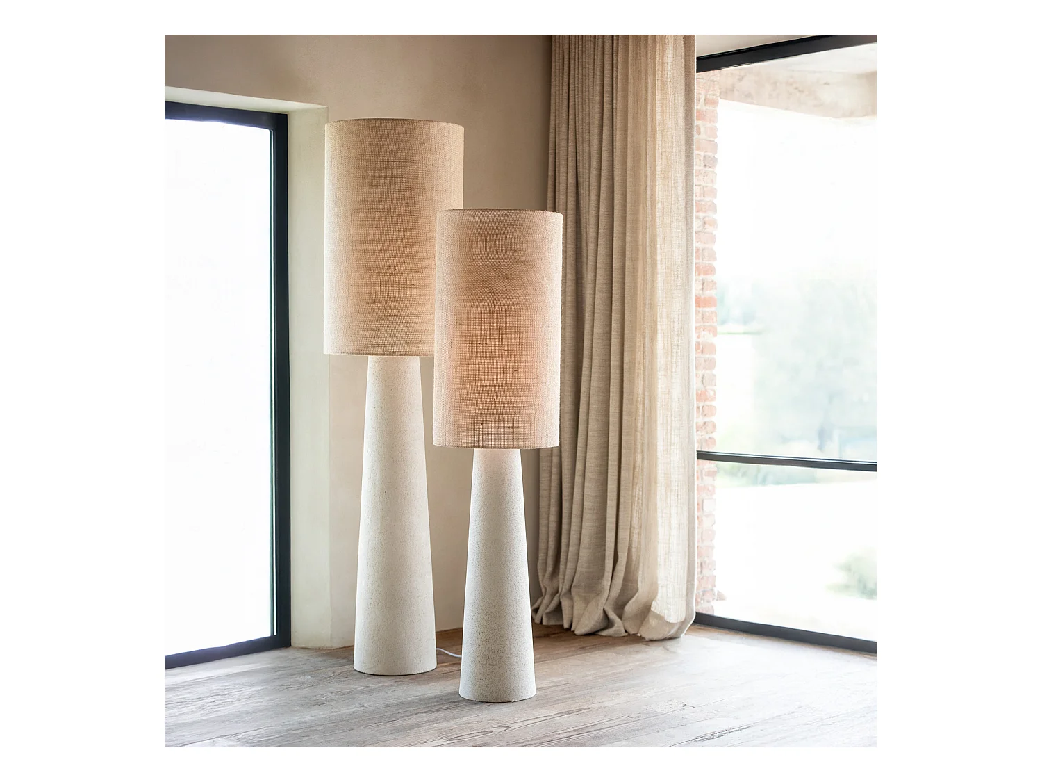 Lámpara de pie de yute y fibra de vidrio