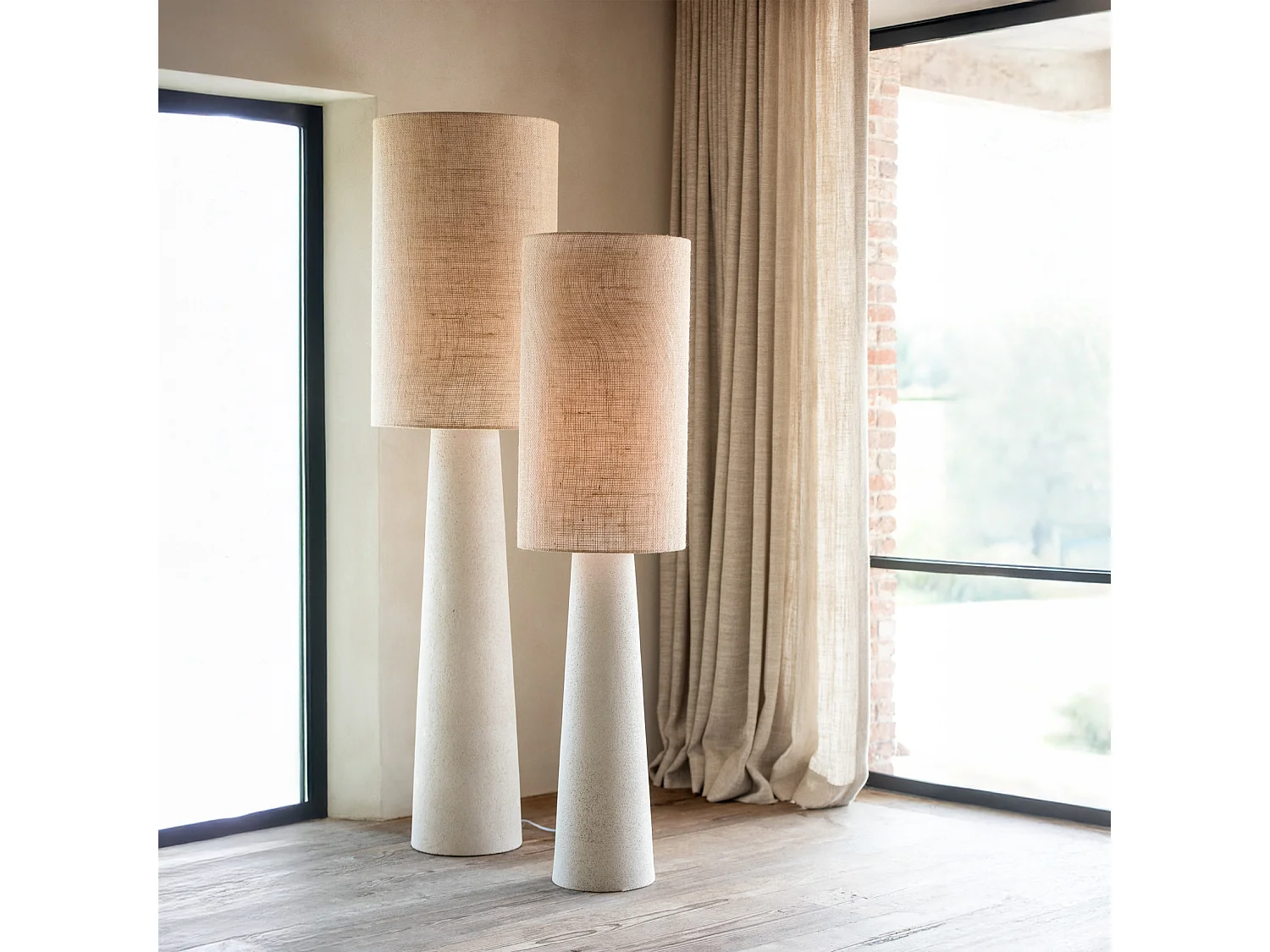 Lámpara de pie de yute y fibra de vidrio