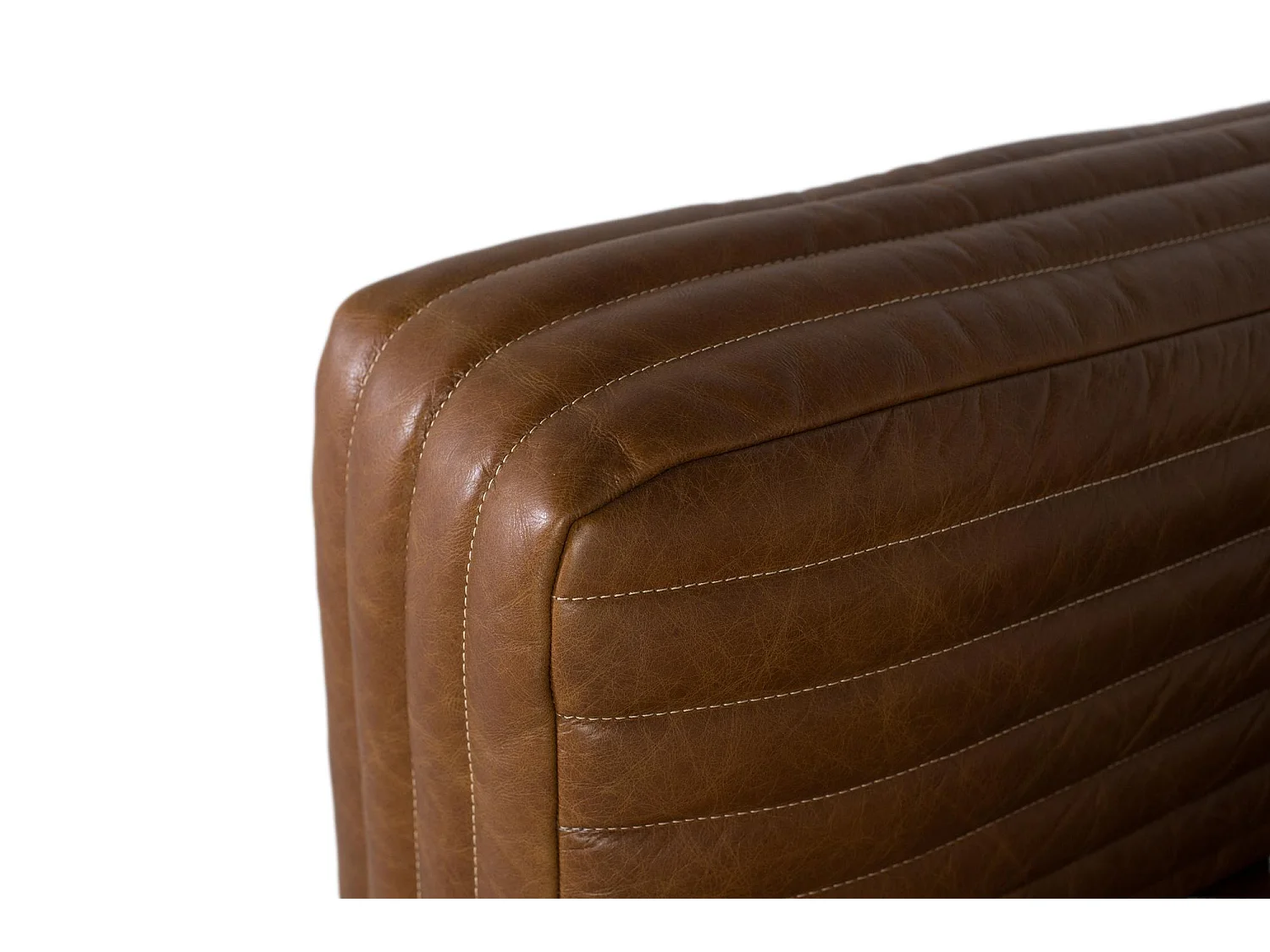 Sillón tapizado en cuero forma cúbica y patas de acero