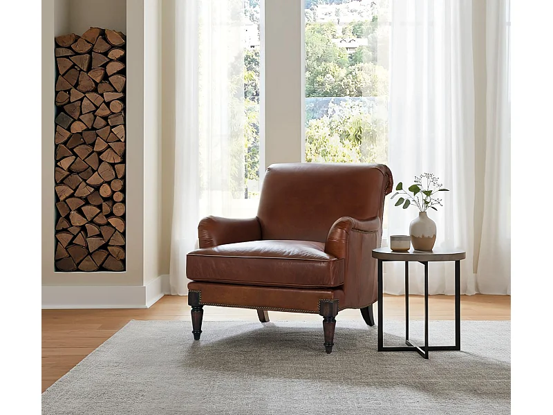 Met leer beklede fauteuil met armleuningen en houten poten