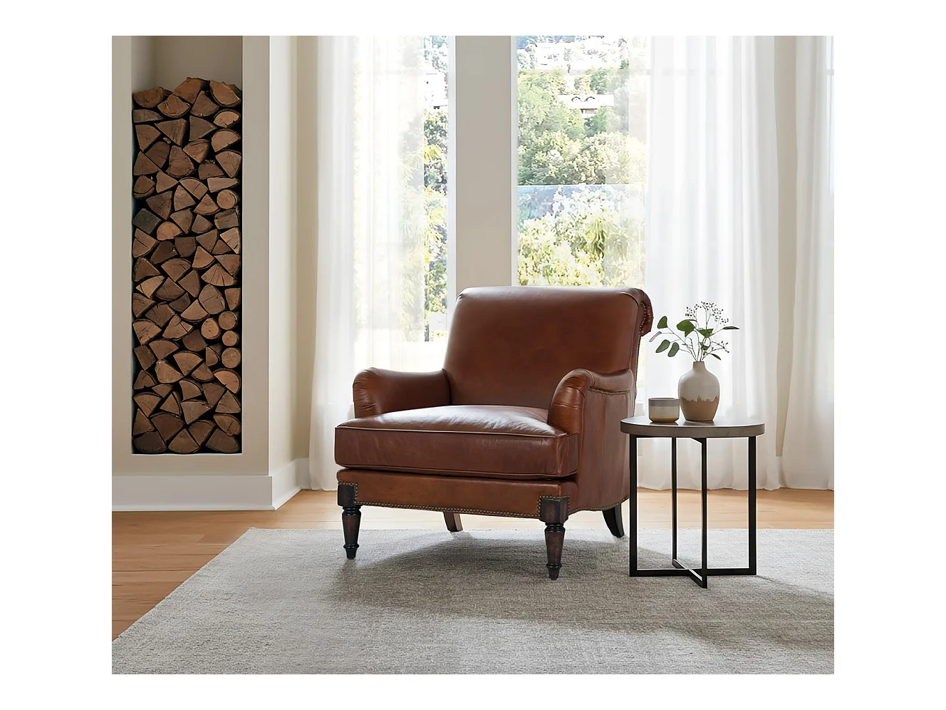 Fauteuil rembourré en cuir avec accoudoirs et pieds en bois