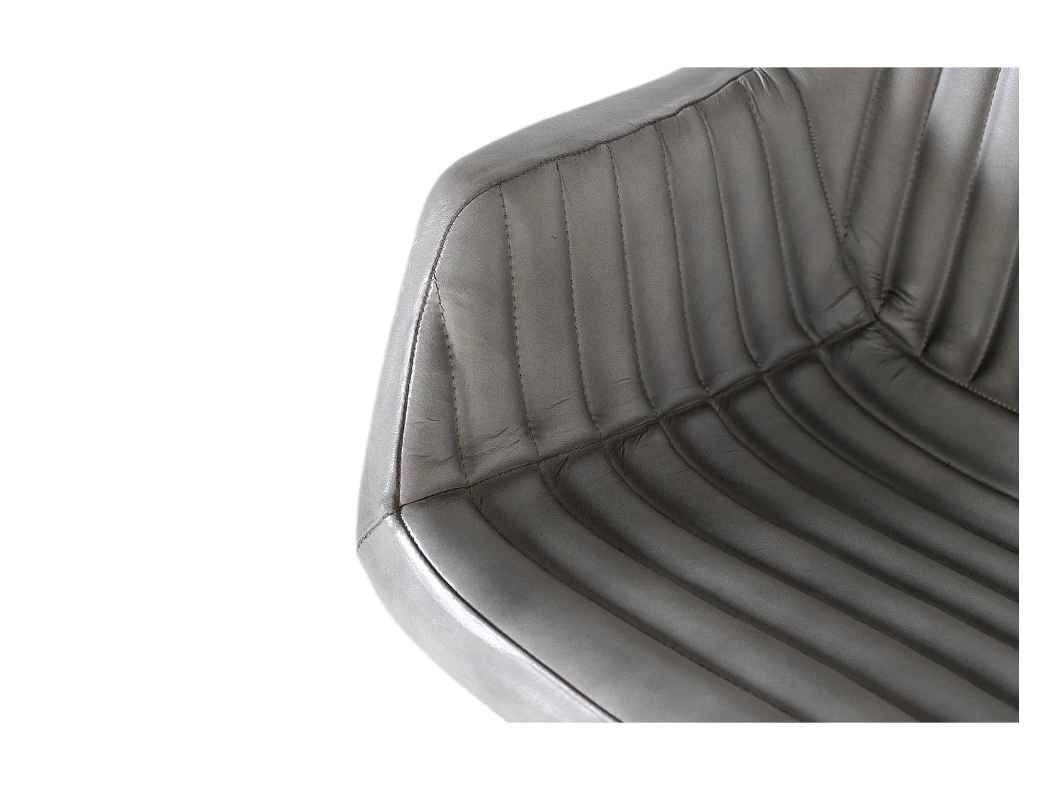 Chaise rembourrée en cuir gris avec dossier rembourré et incliné