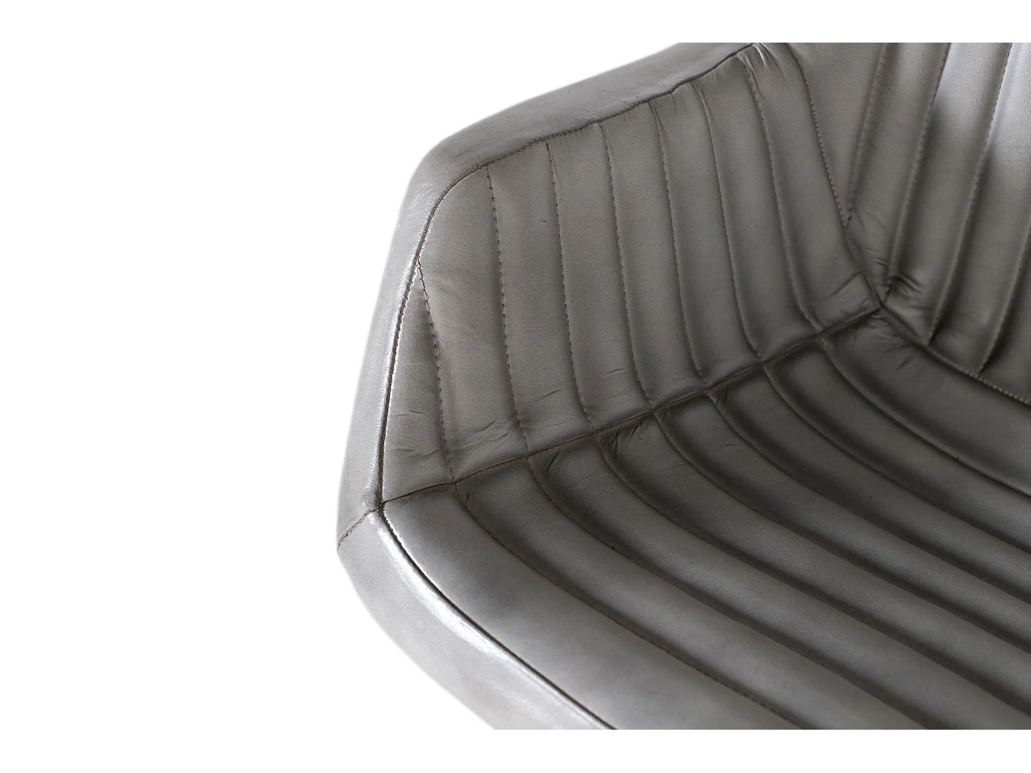 Chaise rembourrée en cuir gris avec dossier rembourré et incliné