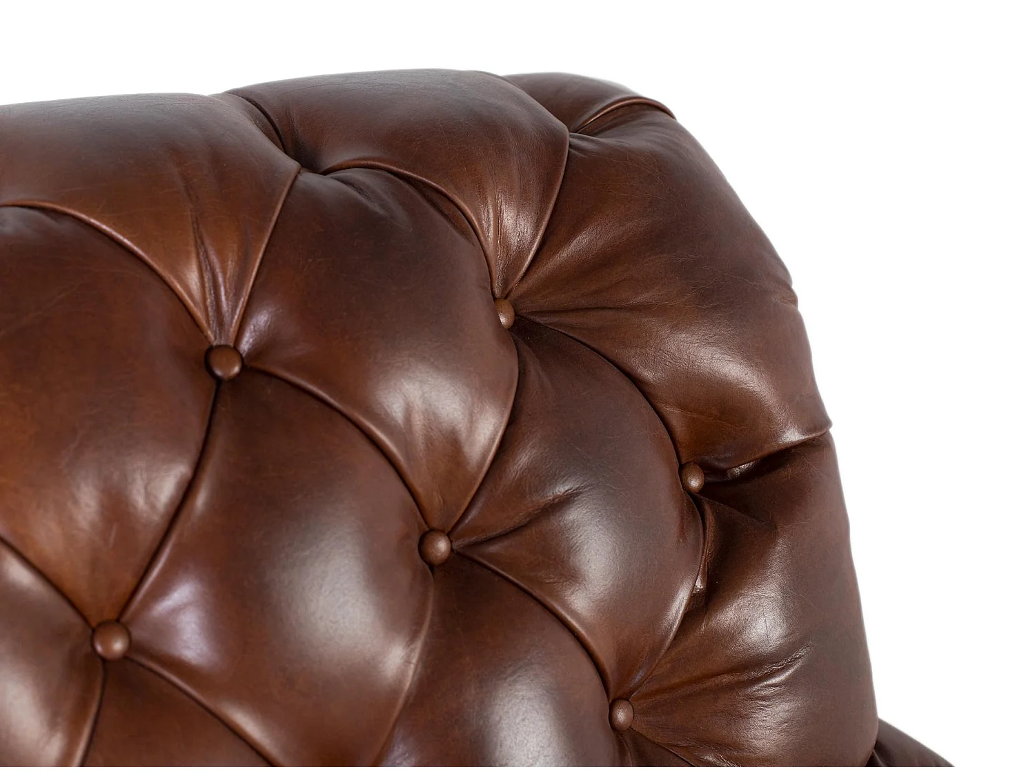 Sillón tapizado en cuero con reposabrazos acabado en capitoné