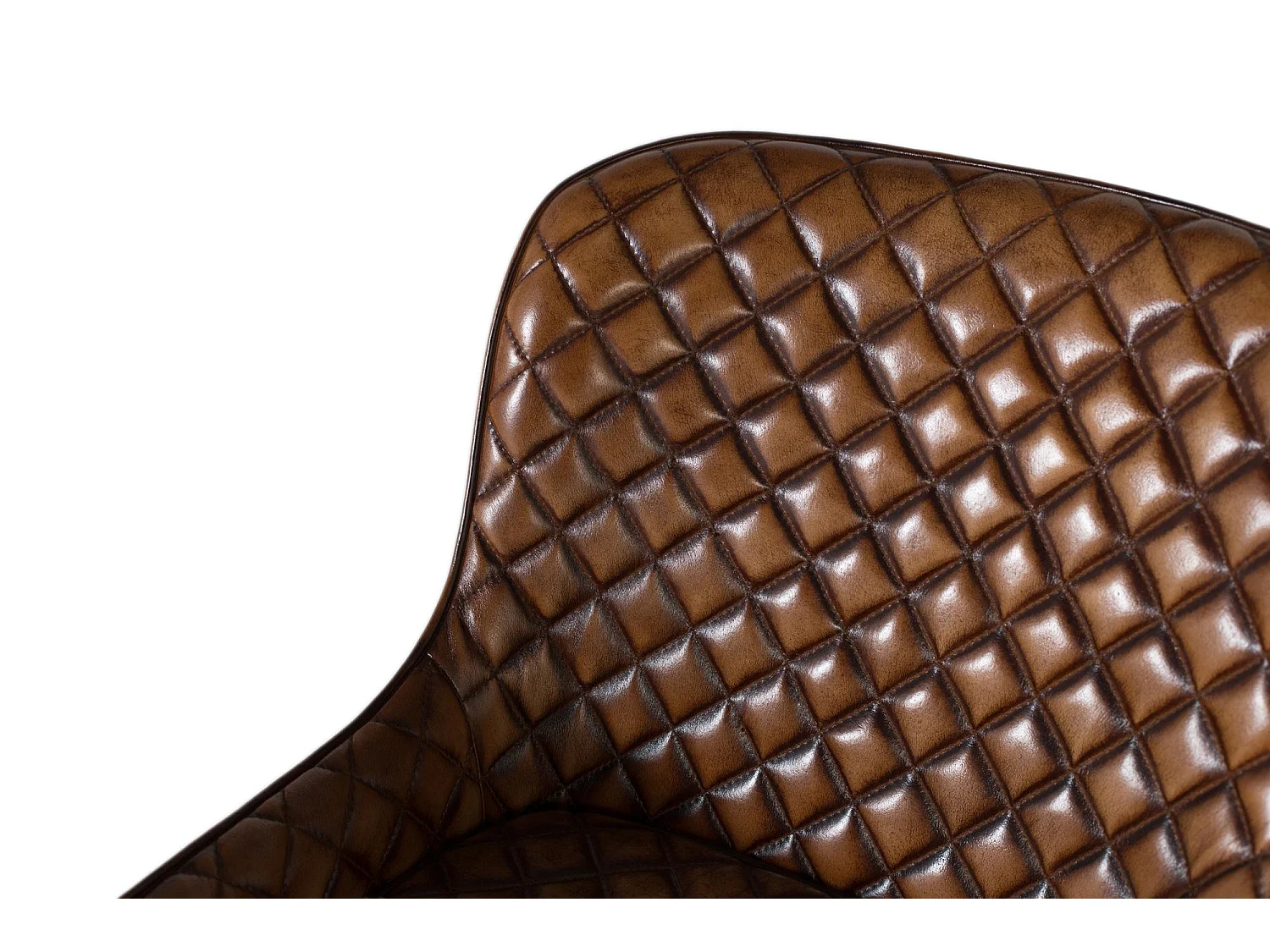 Silla tapizada en piel de color marrón envejecido y respaldo acolchado