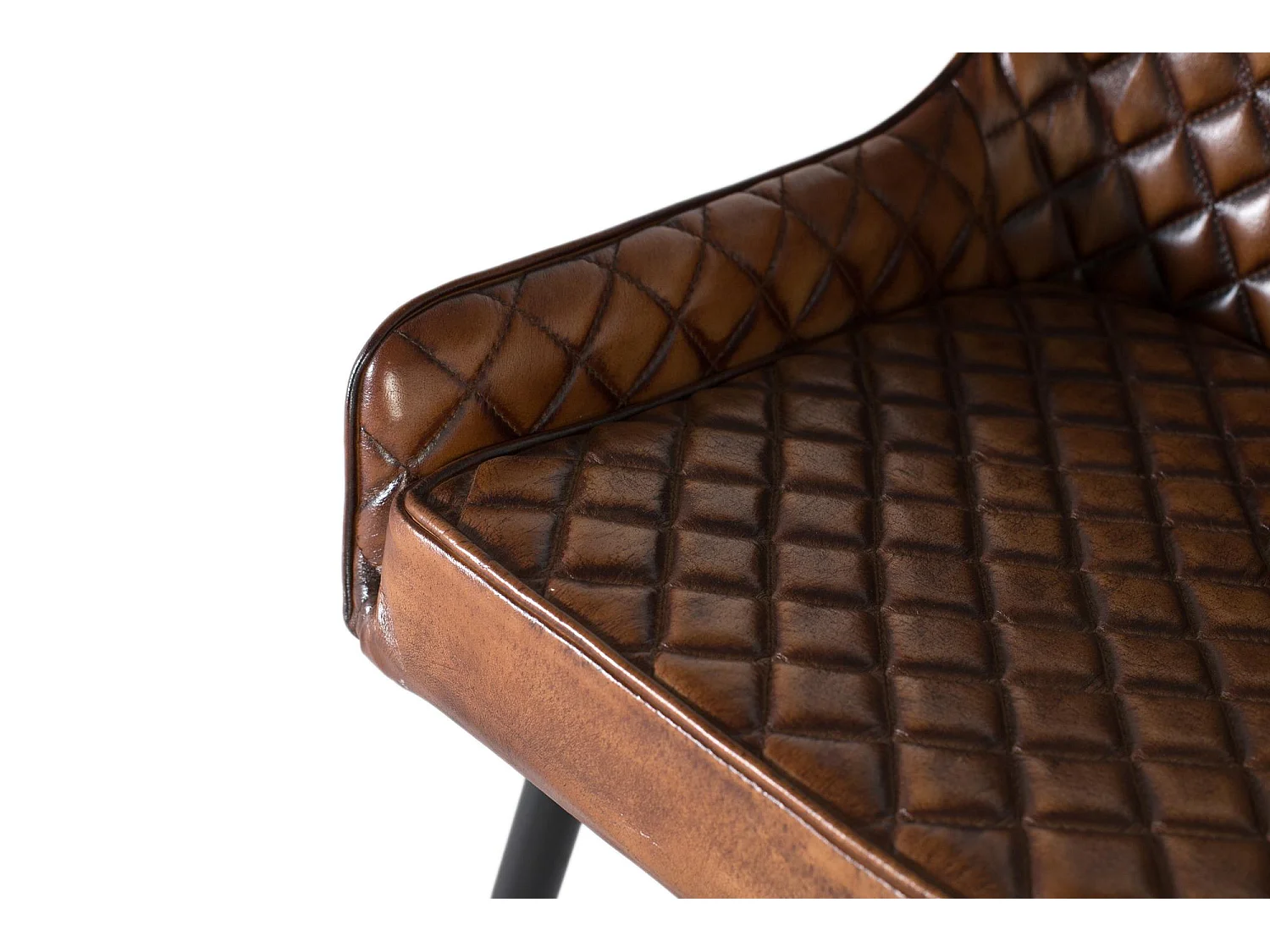 Silla tapizada en piel de color marrón envejecido y respaldo acolchado