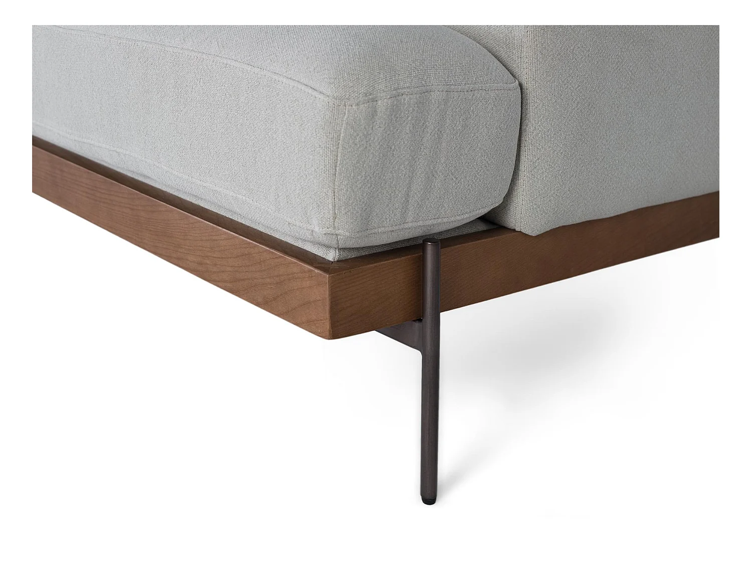 Canapé 4 places recouvert de tissu en lin gris et pieds en métal