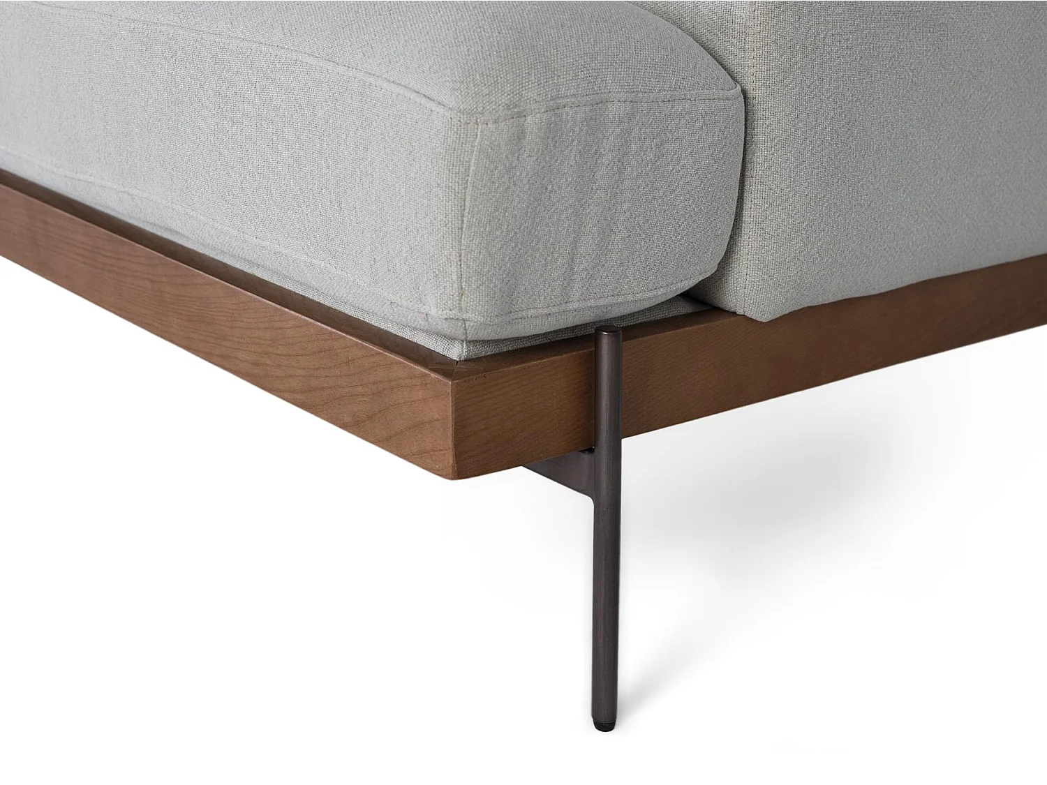 Canapé 4 places recouvert de tissu en lin gris et pieds en métal