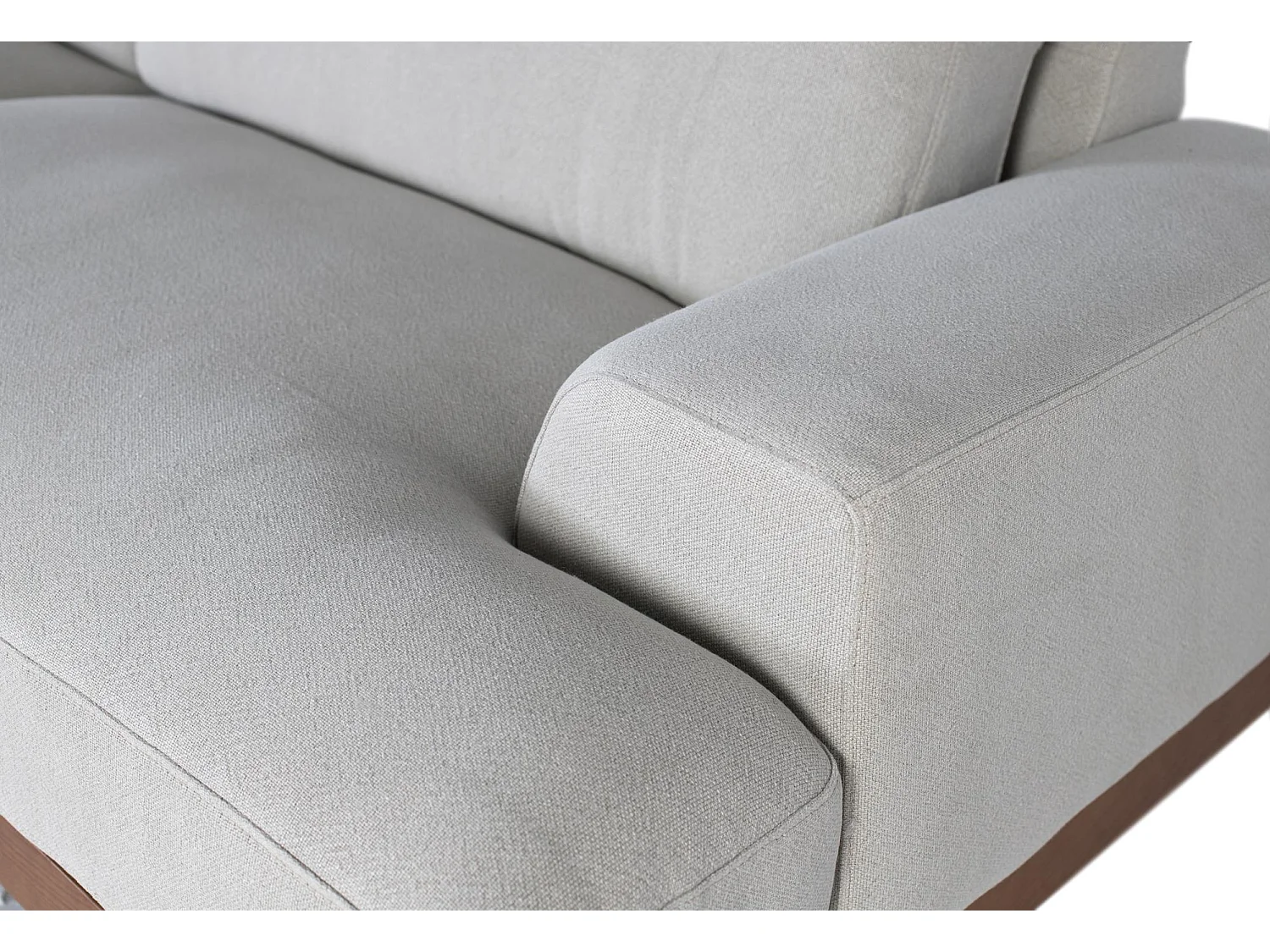 Canapé 4 places recouvert de tissu en lin gris et pieds en métal