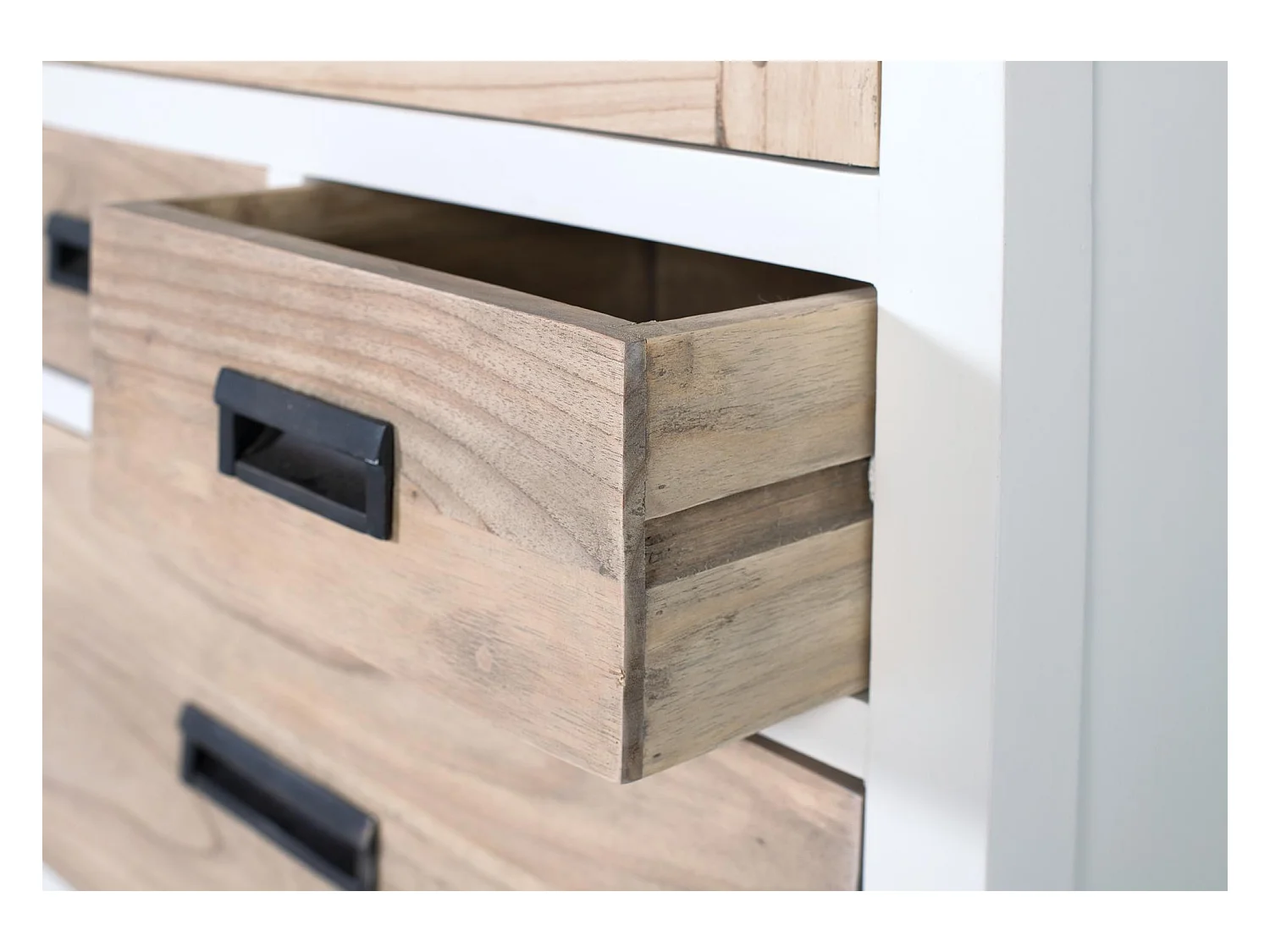 Massief mindihouten vitrinekast met 3 lades en glazen deur